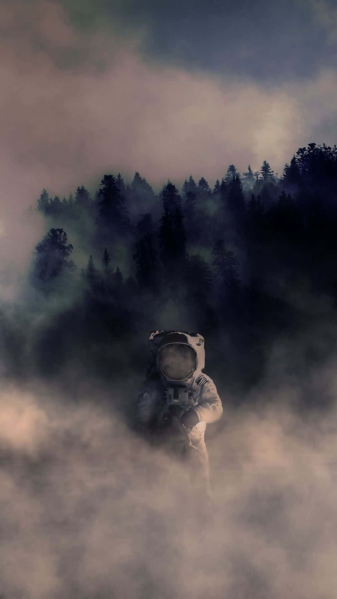 身穿白色太空衣的太空人站在迷霧中，背後有森林山丘