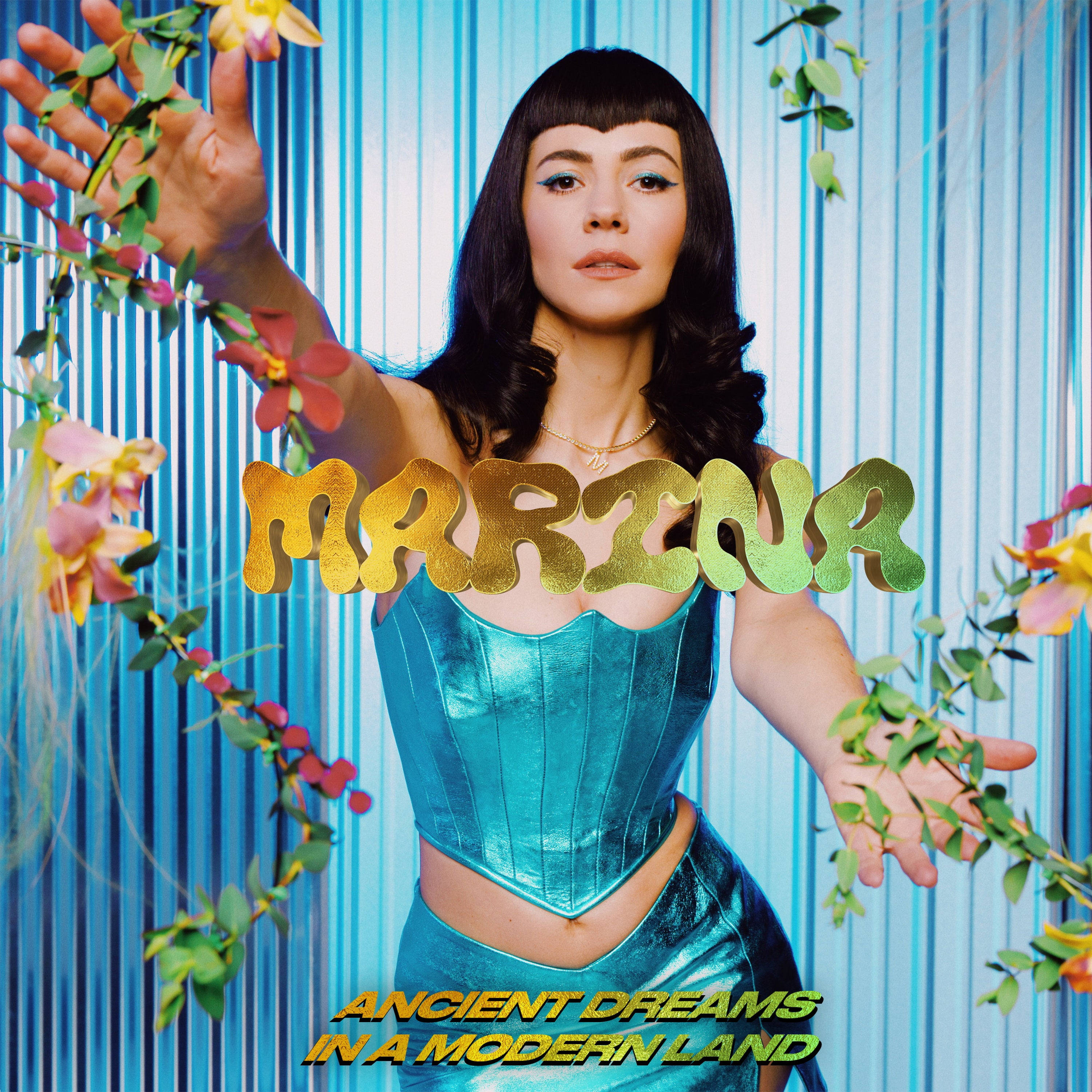 夢幻瑪麗娜與鑽石 壁紙 — 一位身穿閃亮青綠色緊身胸衣的女性站在藍色條紋背景前，背景上有花卉藤蔓和金色文字。