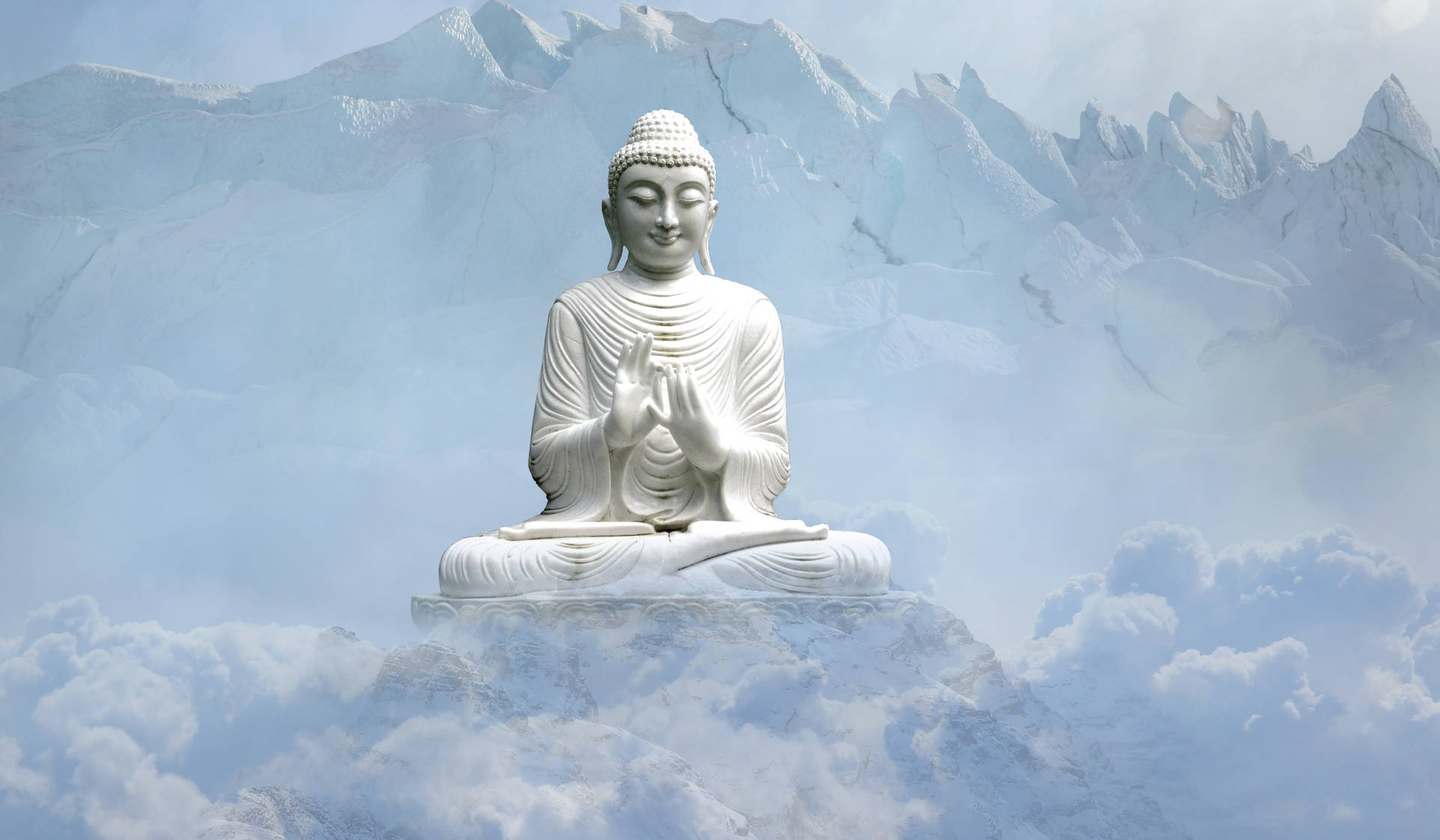 白色佛像在雲霧之上的雪山頂上冥想。
