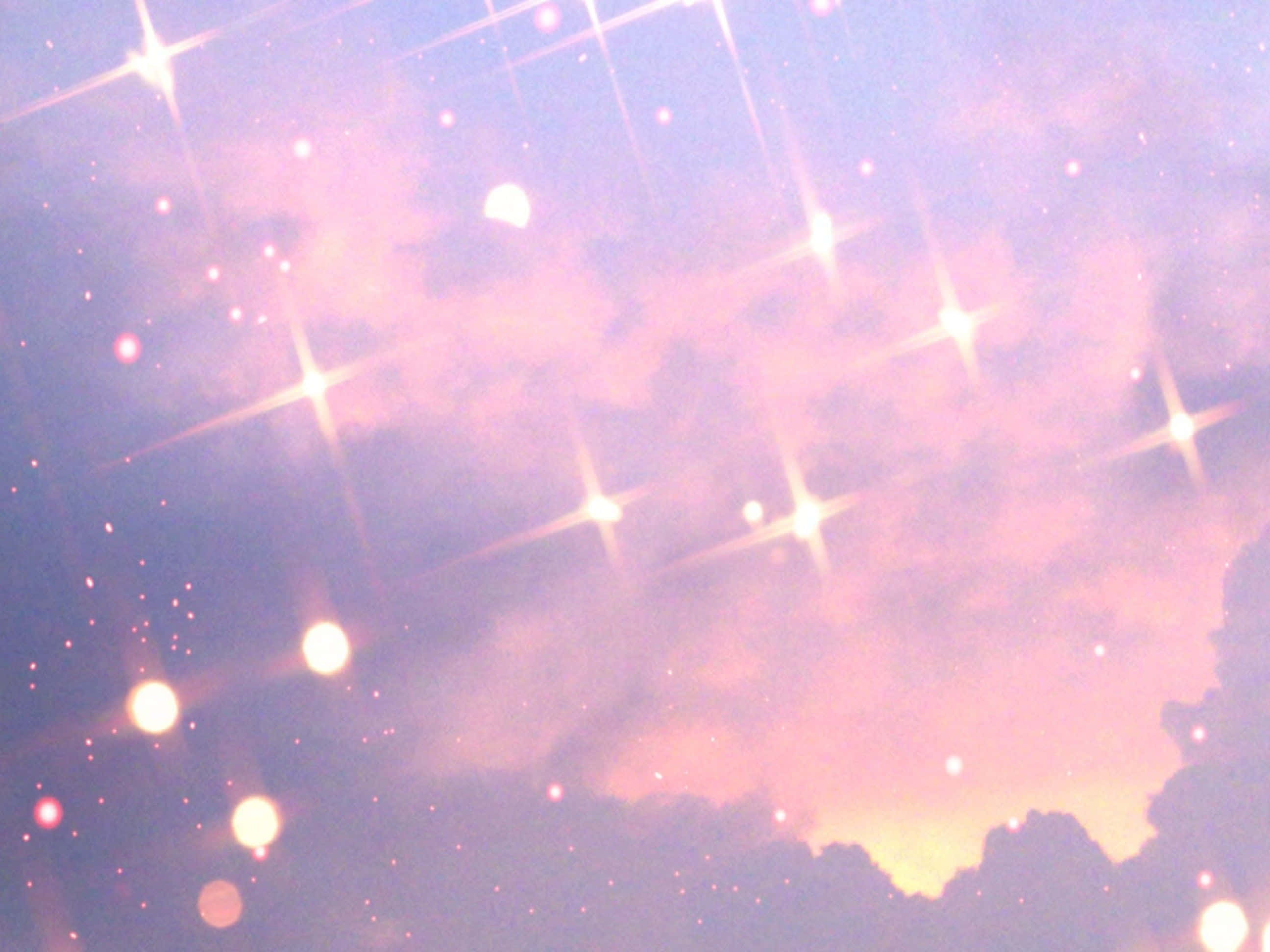 柔和美學 桌布 壁紙 — 夢幻的暮色天空，帶有柔和的粉紅雲朵和閃爍的星光，在黑暗的山丘剪影上方發光。