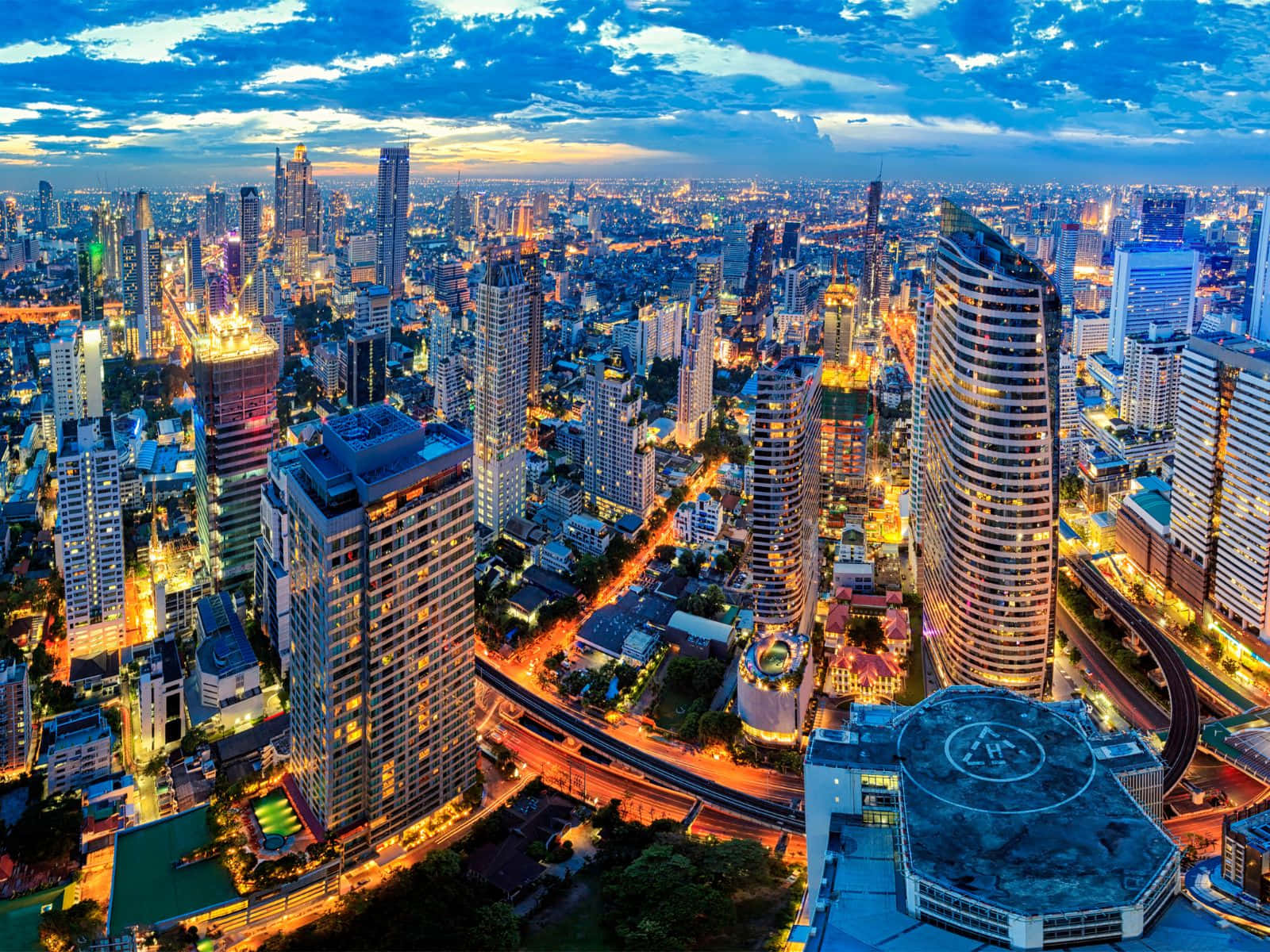 黃昏時分充滿活力的城市的鳥瞰圖，閃爍的建築物和道路。