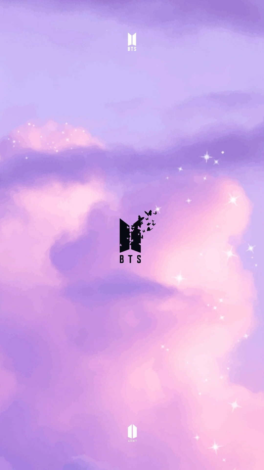 Bts Icon 桌布 壁紙 — 夢幻的紫色和粉紅色天空，有柔軟的雲朵和閃爍的星星，並帶有BTS標誌。