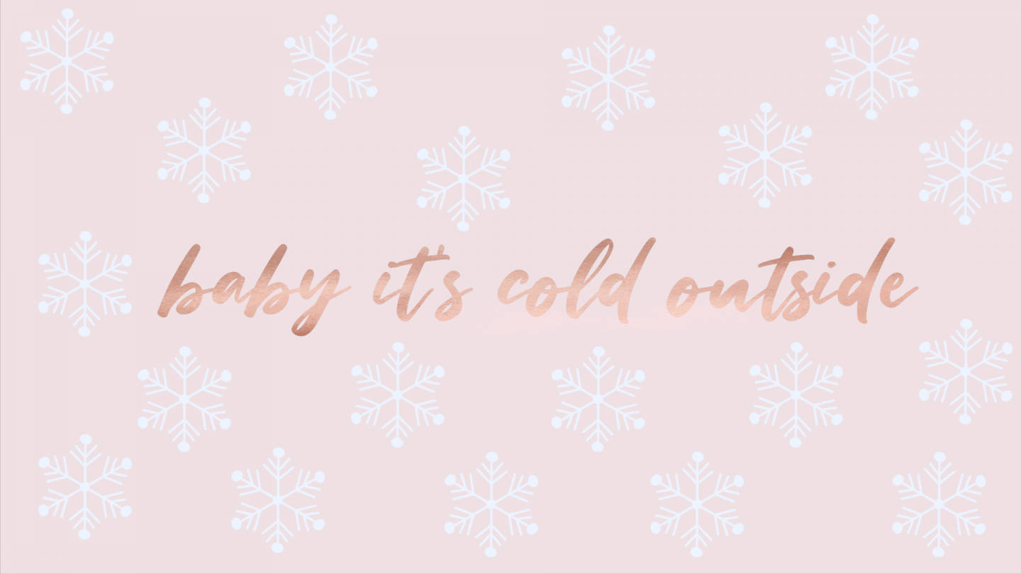粉紅色牆紙，帶有白色雪花和玫瑰金色文字，寫著 baby it's cold outside。