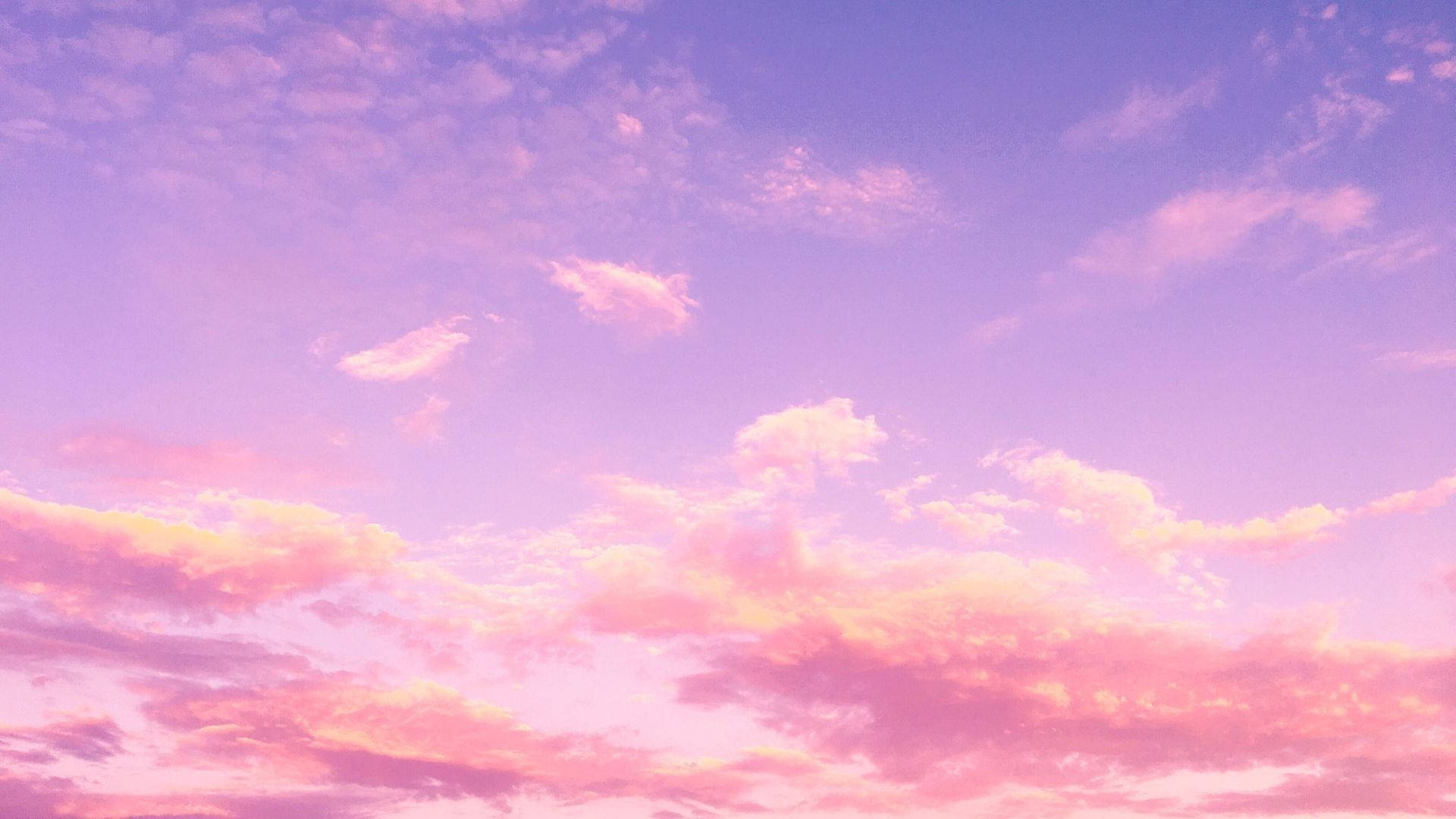 粉彩粉紅與紫色雲朵在暮色天空中柔和發光。