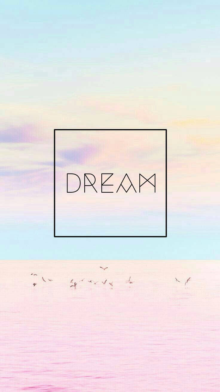 粉彩天空和海洋，鳥兒在一個包含DREAM字樣的方形框架下飛翔。