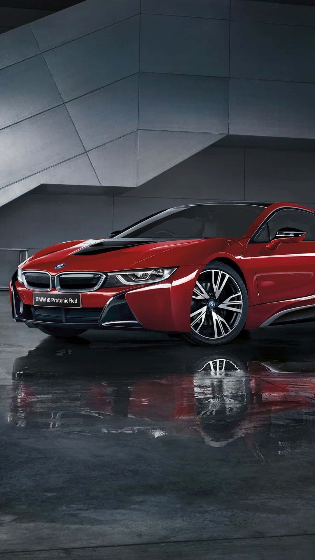 紅色BMW i8跑車在濕地板上的倒影，現代攝影棚環境