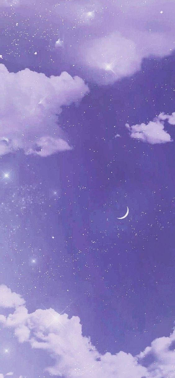 紫色夜空，有星星、雲朵和新月