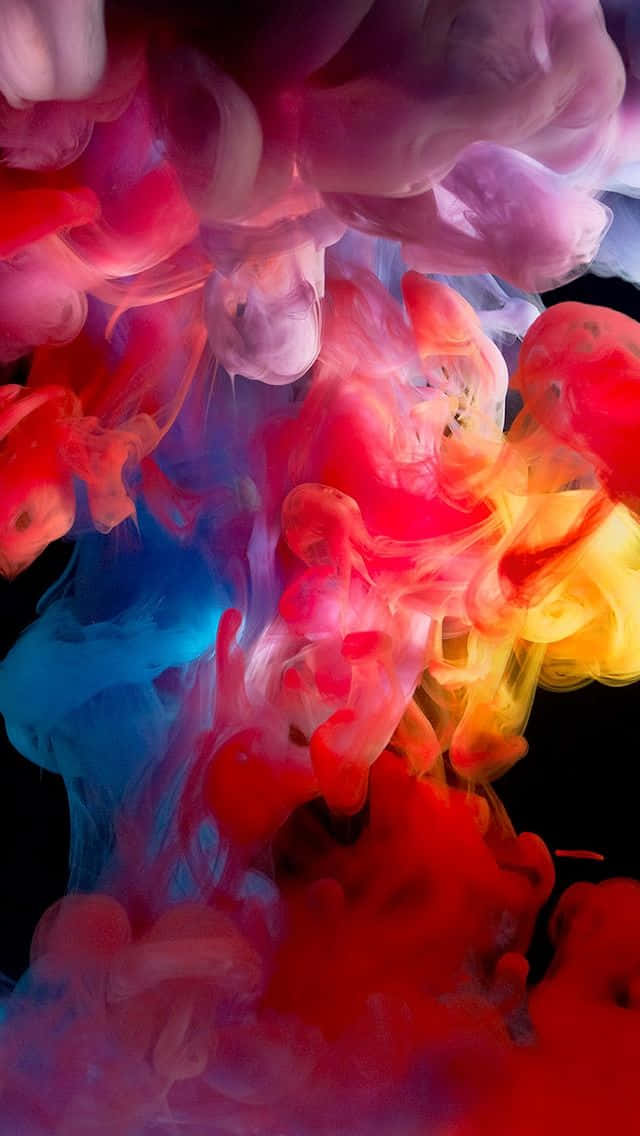 黑色背景上彩色墨水的動態漩渦