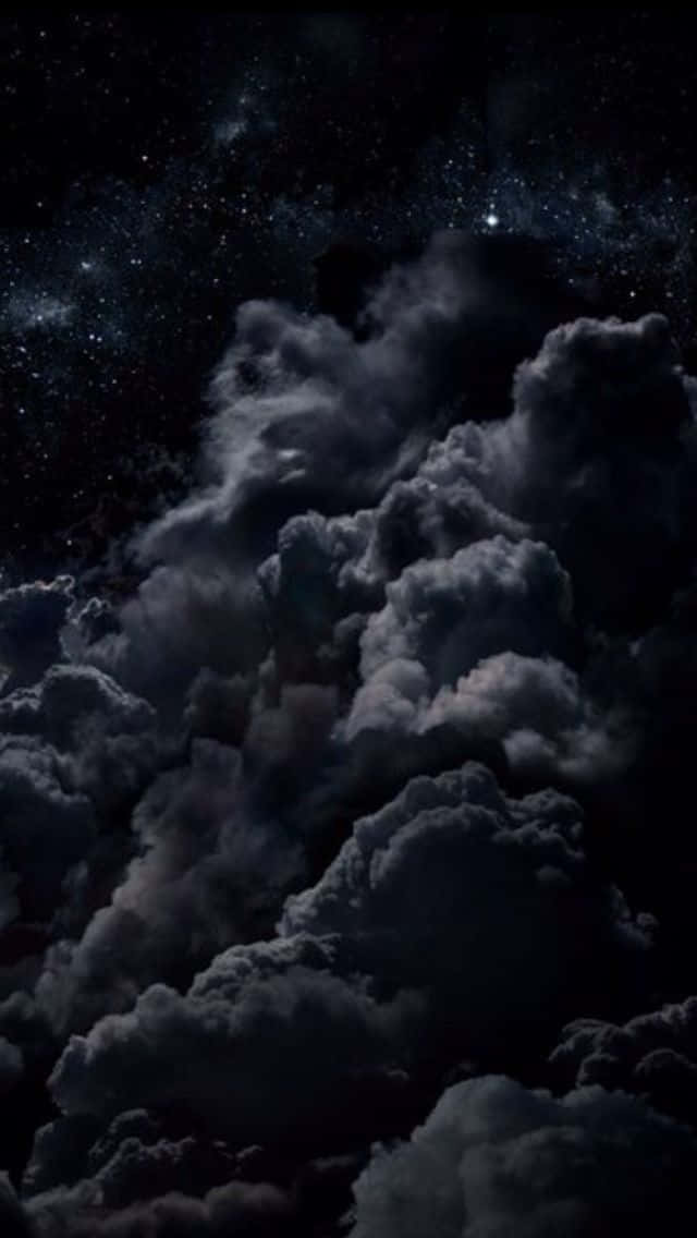 夢幻美學雲朵 - 魔法日出 壁紙 — 濃密的烏雲在繁星點點的夜空下翻滾，伴隨著發光的星雲和遙遠的星星。