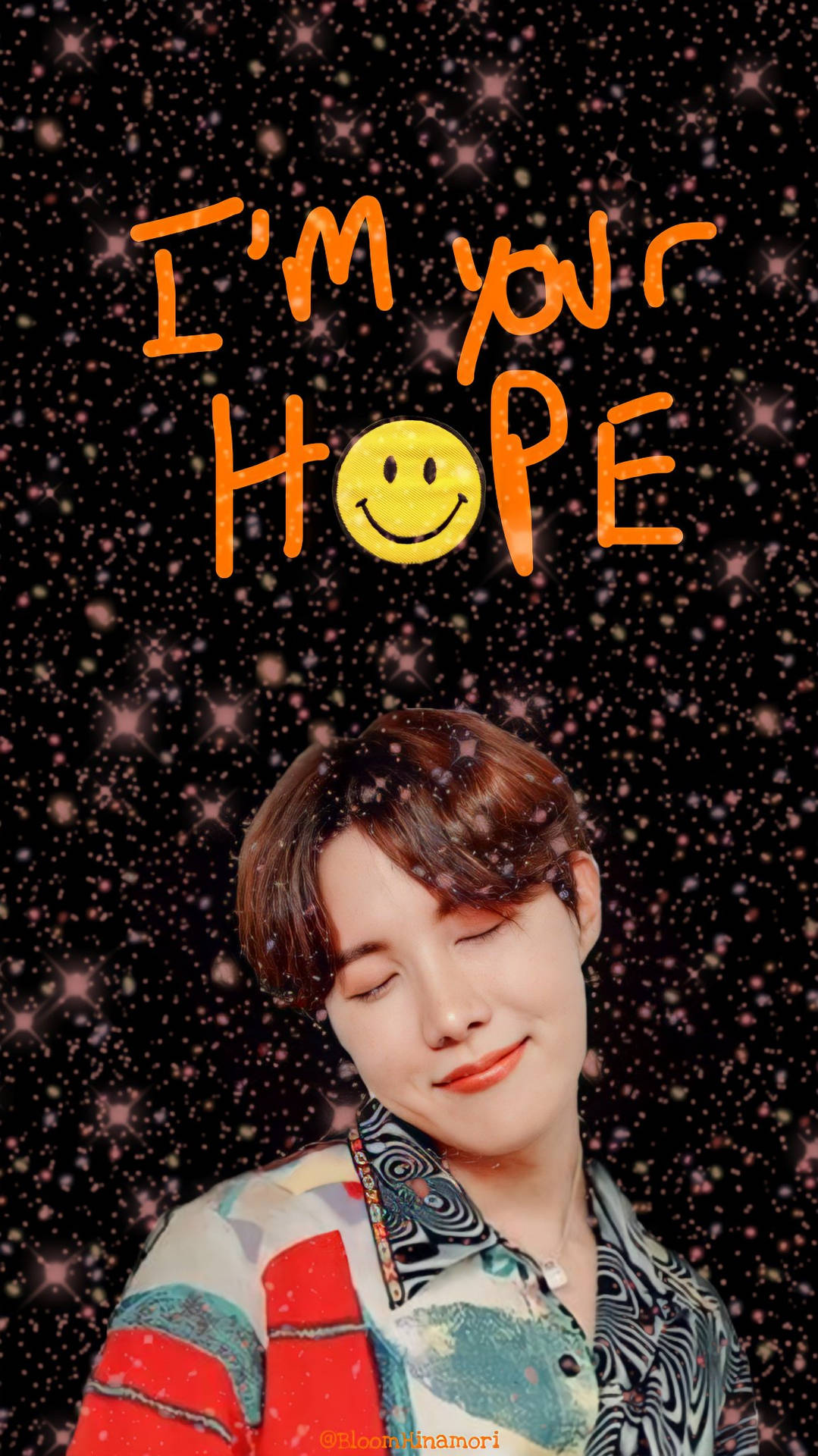 夢幻風 BTS J-Hope 壁紙 — 一個年輕男子閉上眼睛，在閃爍的星空下溫柔微笑，並有橙色文字寫著「I'm your HOPE」和笑臉。