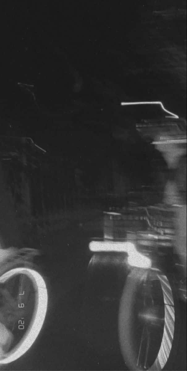 黑暗道路上汽車頭燈和車輪的夜間動態模糊。