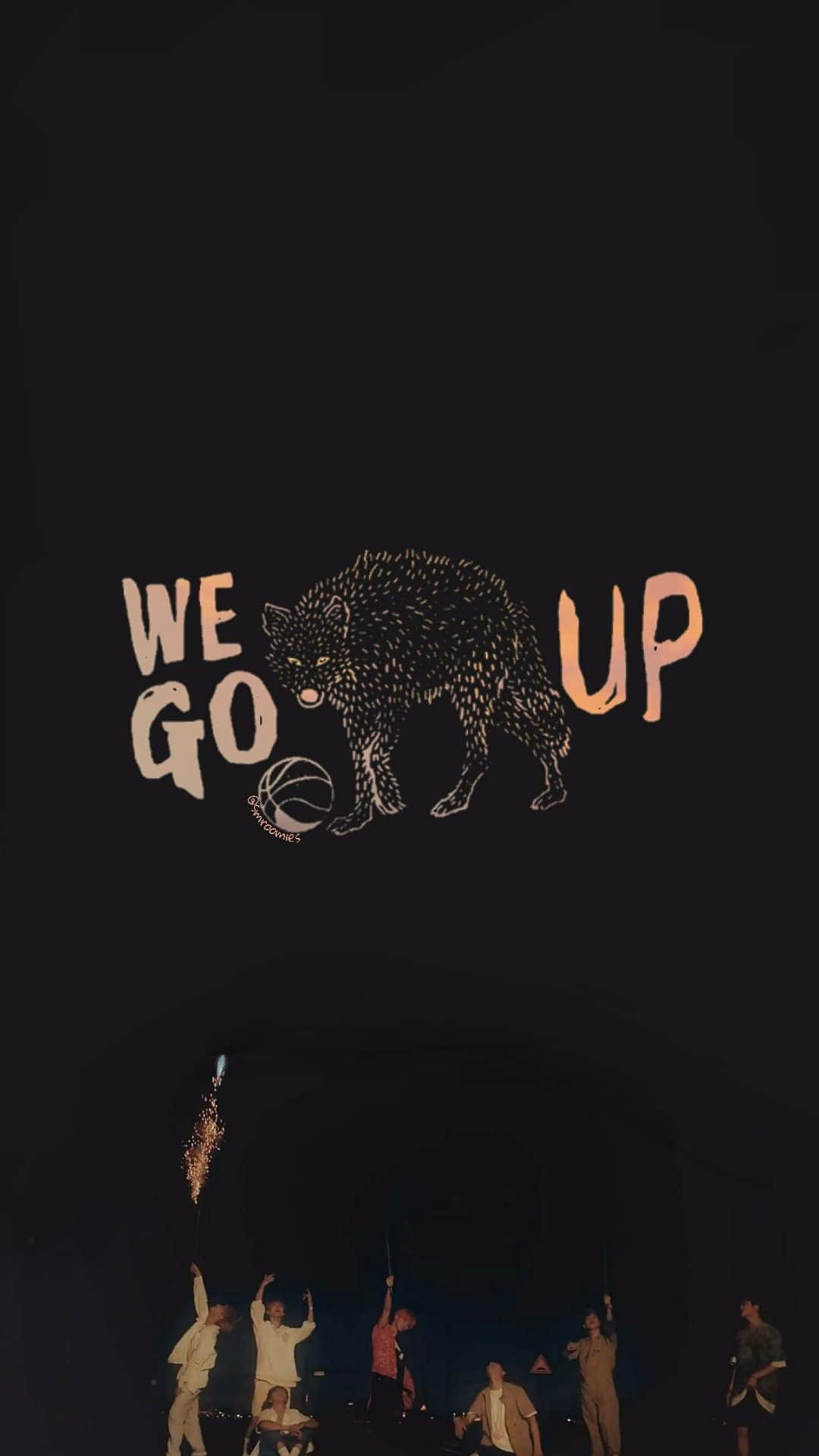 狼手持籃球，上方有「We Go Up」字樣，下方是現場樂隊在舞台上。