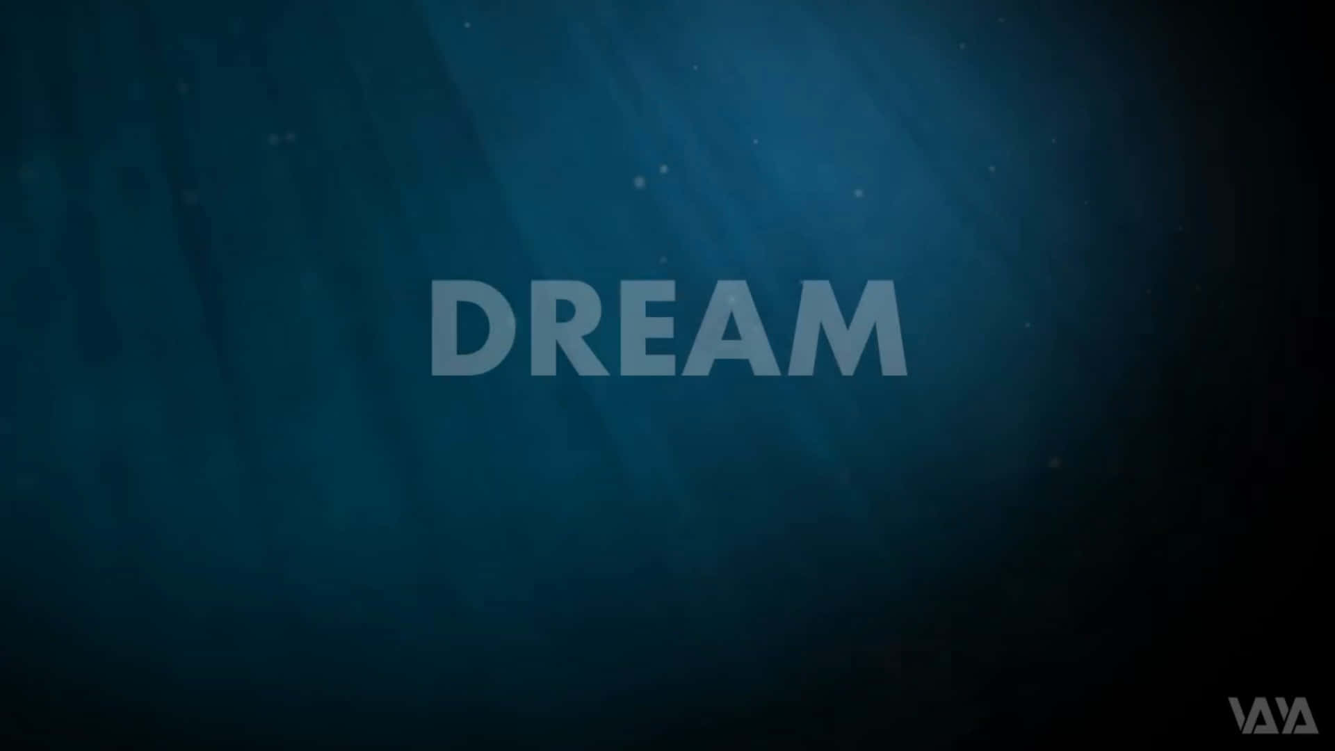 「夢想你的現實」 壁紙 — 「DREAM」呢個字喺一個深藍色嘅水底場景入面，帶住光線同漂浮粒子，柔和咁發光。