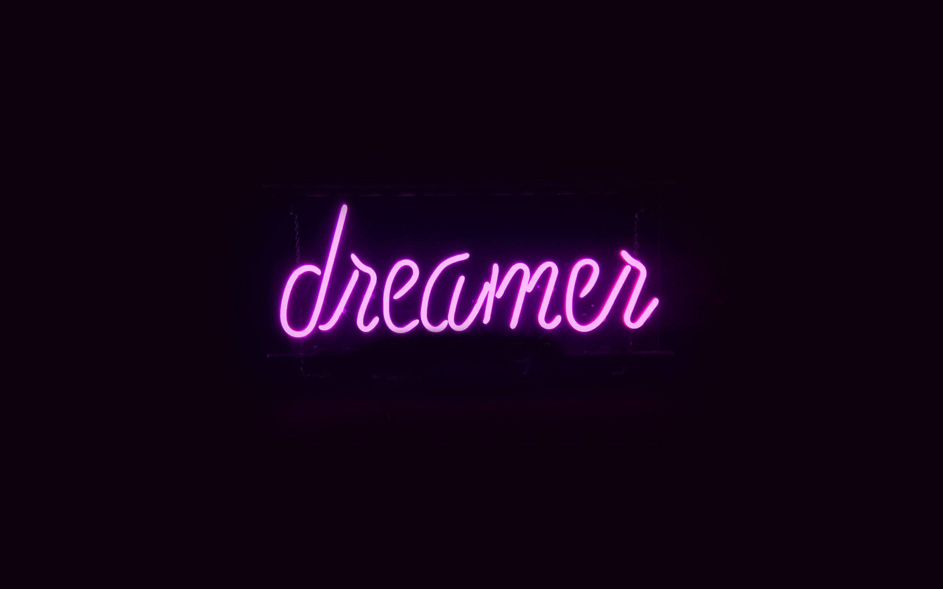 黑色背景上寫有dreamer的粉紅色霓虹燈牌