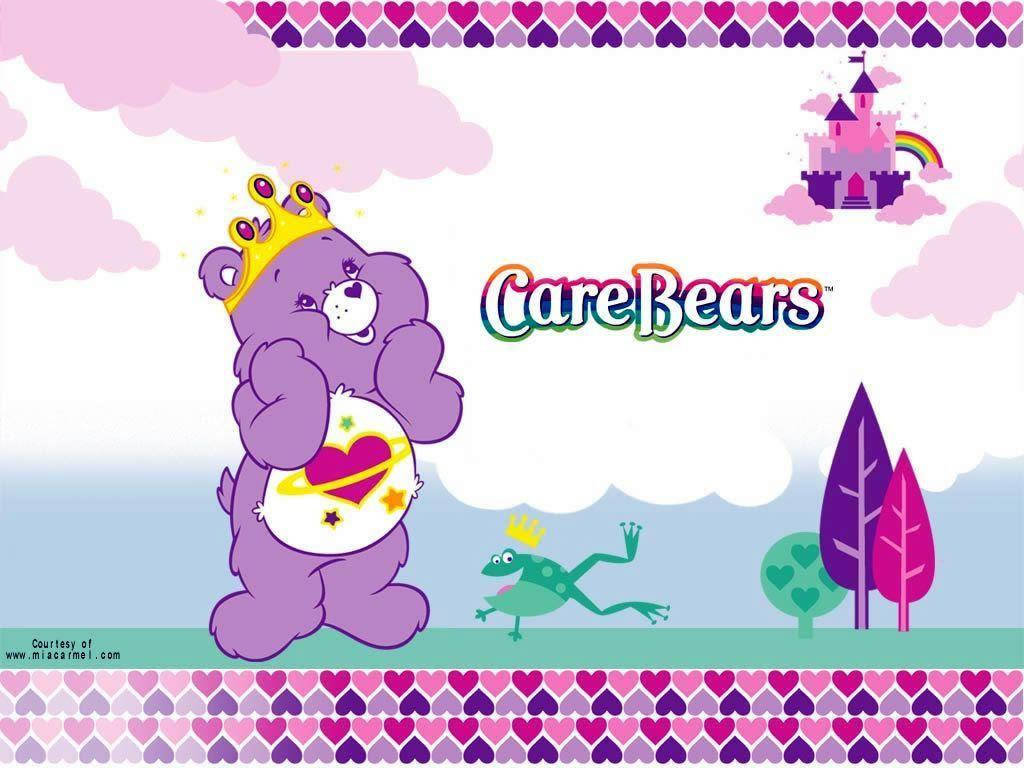 紫色Care Bear帶有心形徽章同皇冠，喺城堡附近企喺綠色青蛙旁邊。