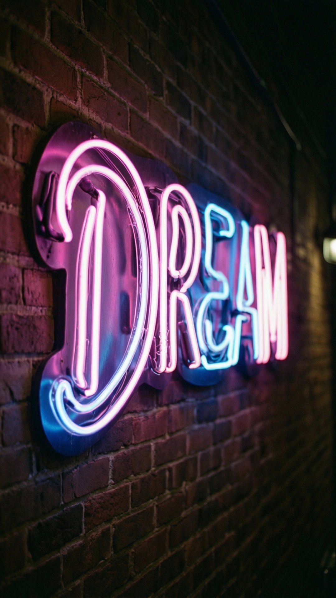 霓虹燈牌，在磚牆上以粉紅色和藍色顯示dream一詞