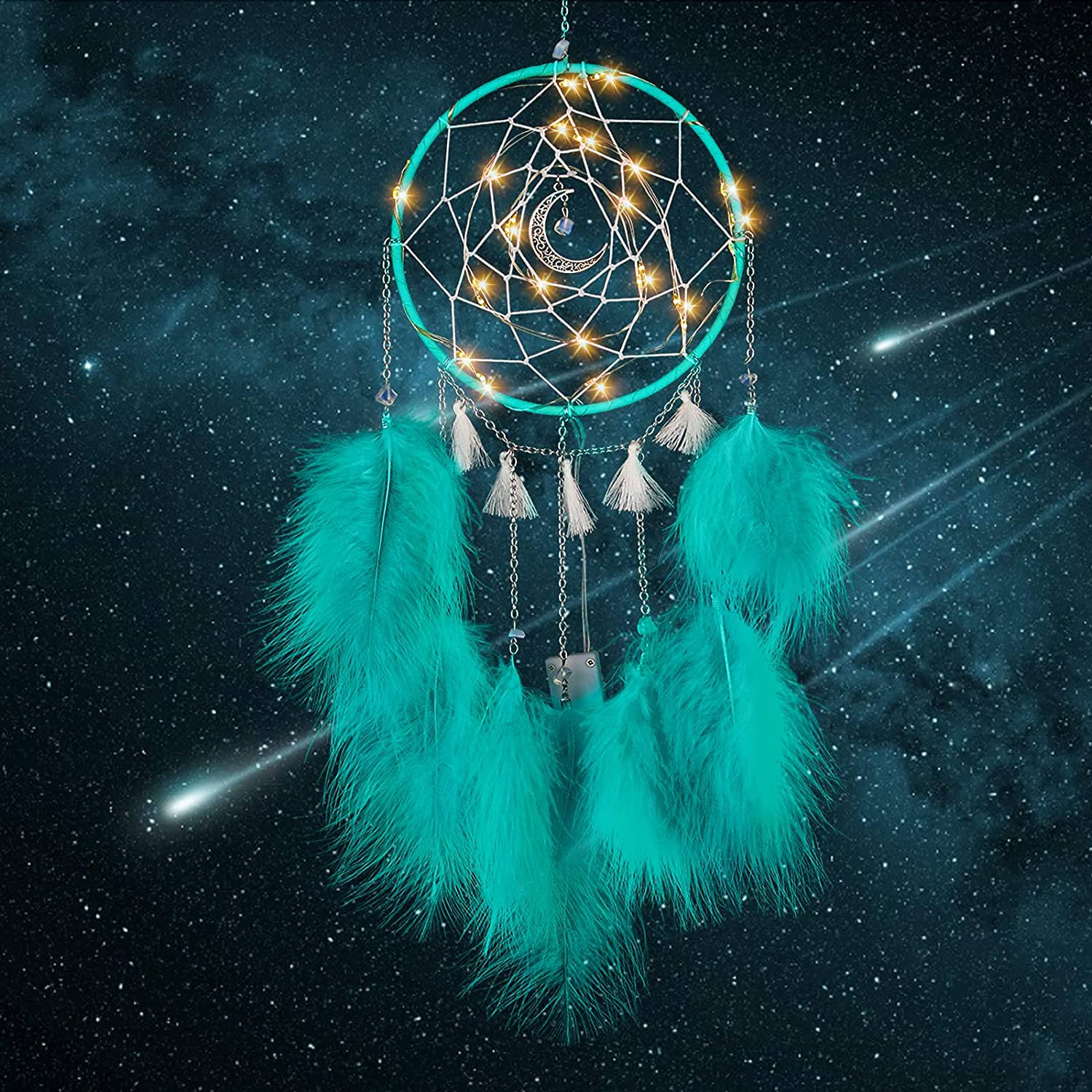 夢捕手 星空 壁紙 — 一個發光的綠松石捕夢網，帶有蓬鬆羽毛，掛在繁星點點的夜空下，有流星劃過。