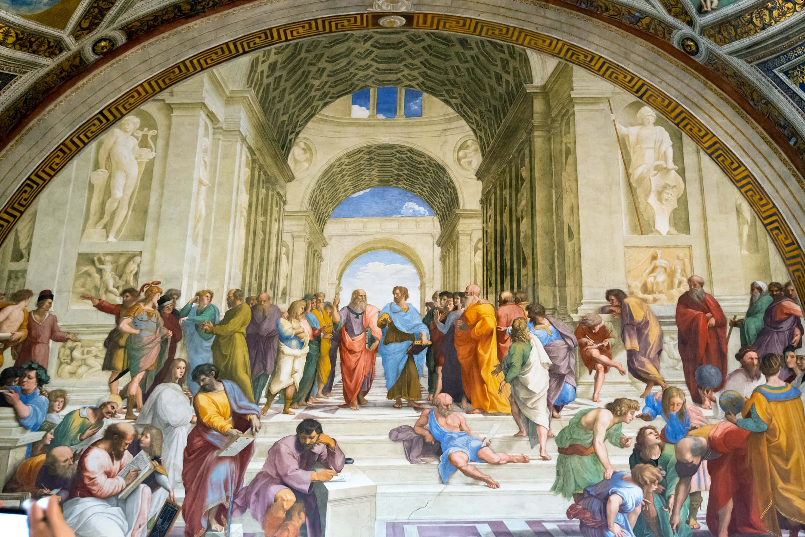 Renaissance 桌布 壁紙 — 大型壁畫描繪古代哲學家在古典建築大廳中，拱形天花板和大理石柱。