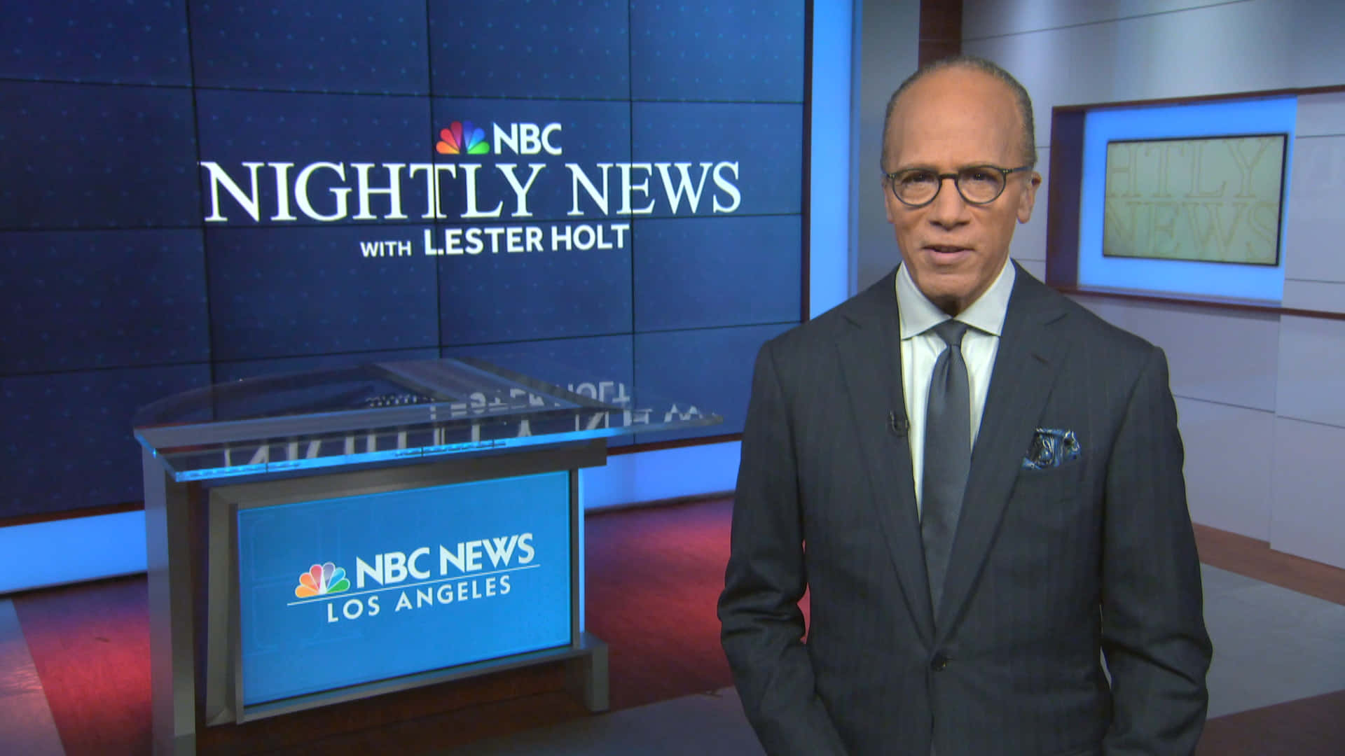 NBC Nightly News主播萊斯特·霍爾特在帶有藍色燈光和玻璃桌的演播室中。