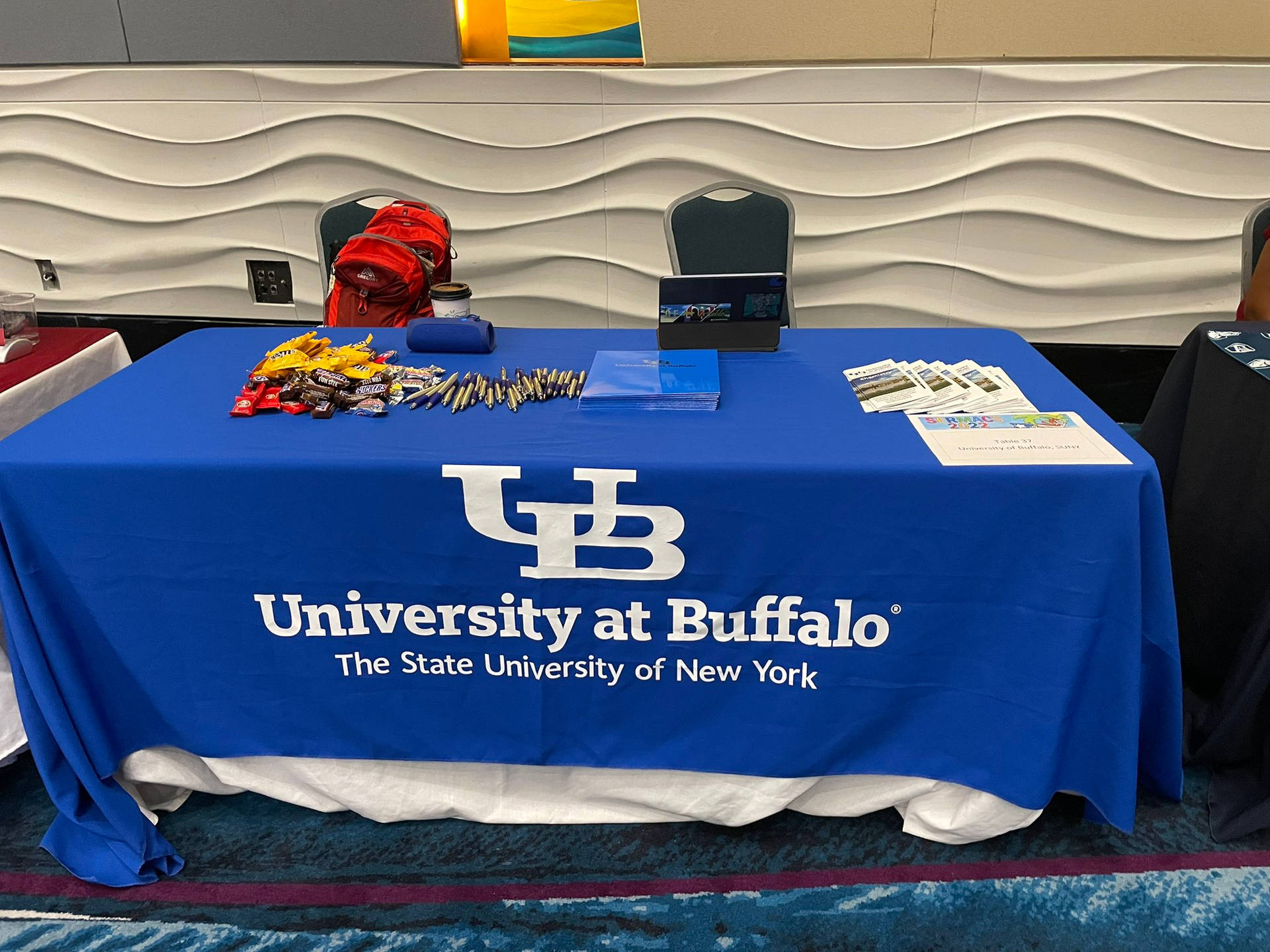University at Buffalo活動枱，上面有零食、筆和宣傳單張。