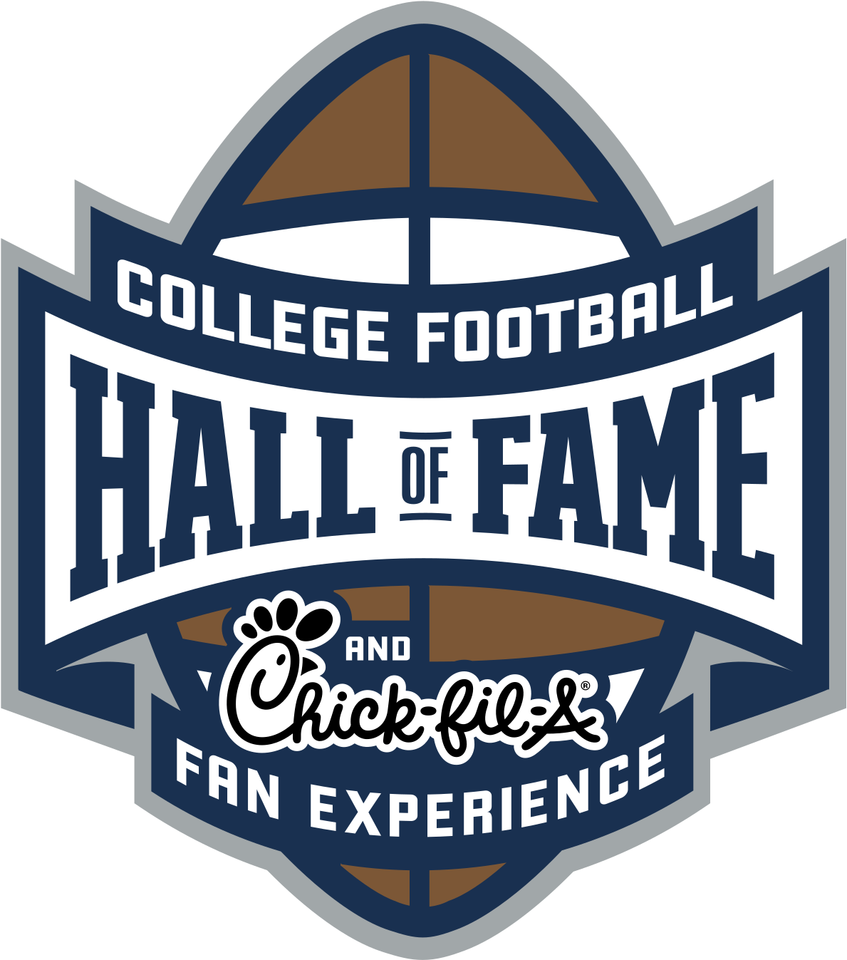 大學美式足球名人堂標誌 壁紙 — 為 College Football Hall of Fame 和 Chick-fil-A Fan Experience 設計的醒目藍白標誌，帶有足球圖案。
