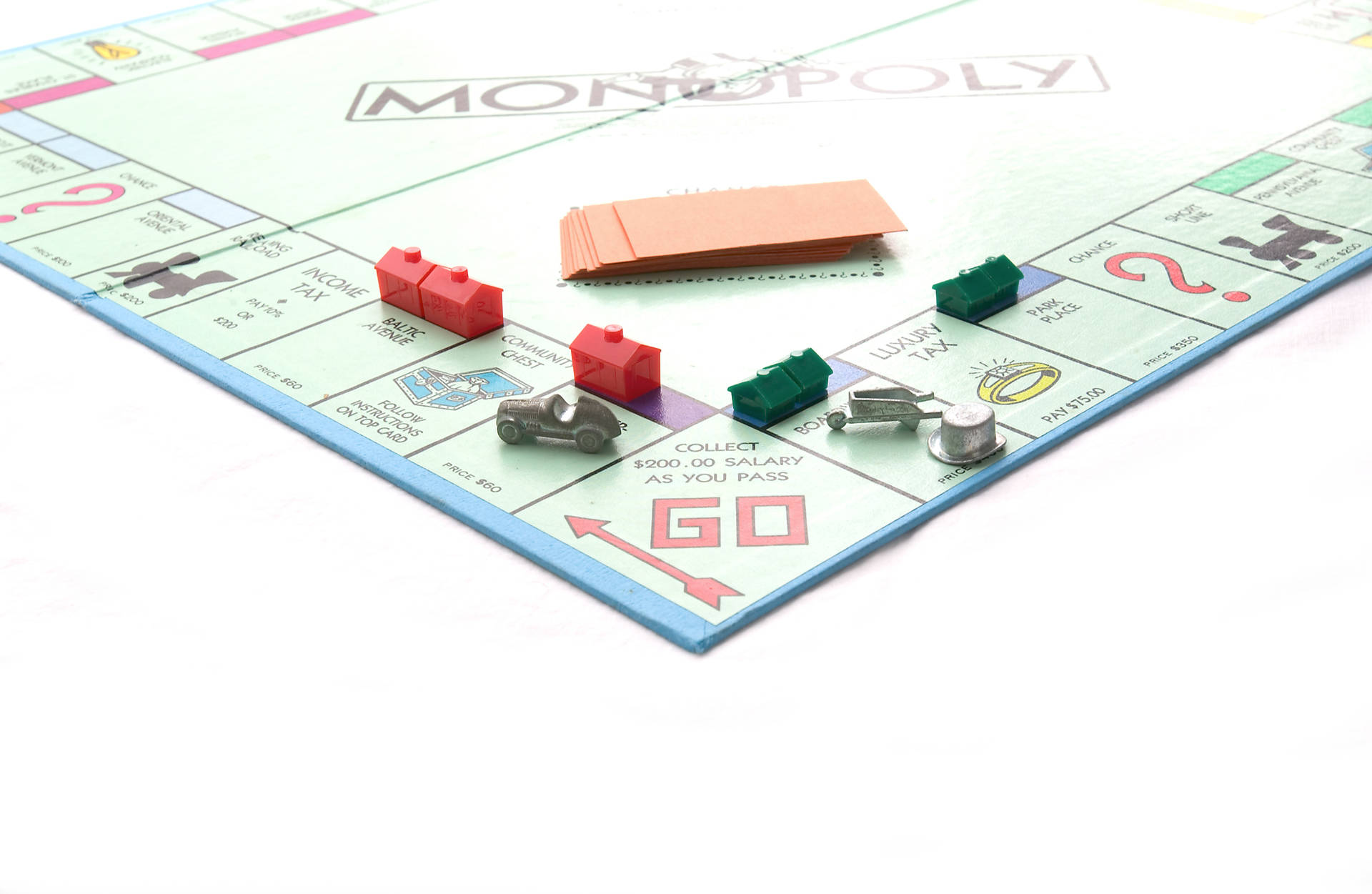 大富翁遊戲板，帶有紅色和綠色棋子及橙色卡牌。
