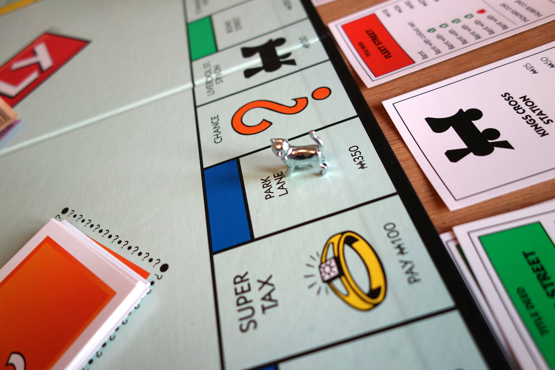 大富翁遊戲板，Park Lane 上有銀色狗棋子和機會卡。
