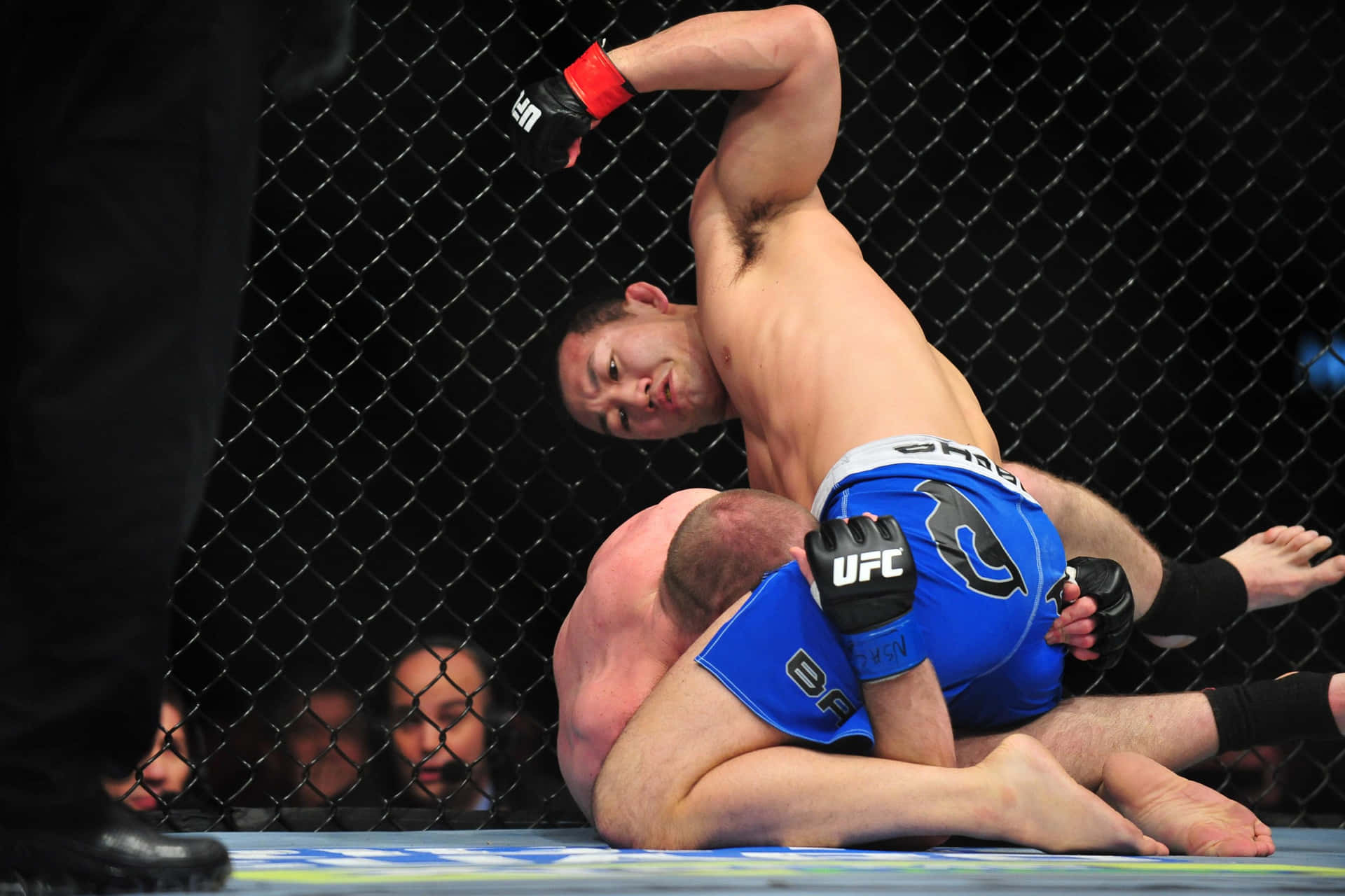 兩名MMA拳手在UFC八角籠內進行纏鬥。