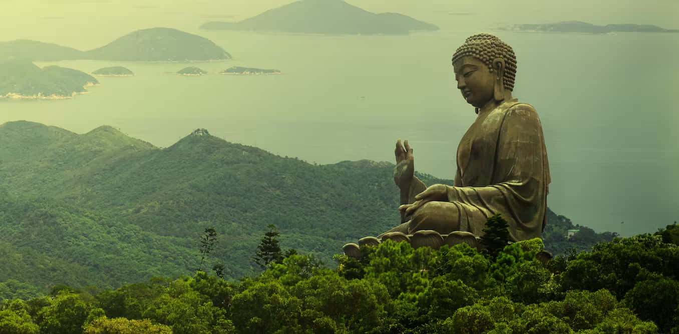 金色佛像俯瞰綠色山丘和海洋