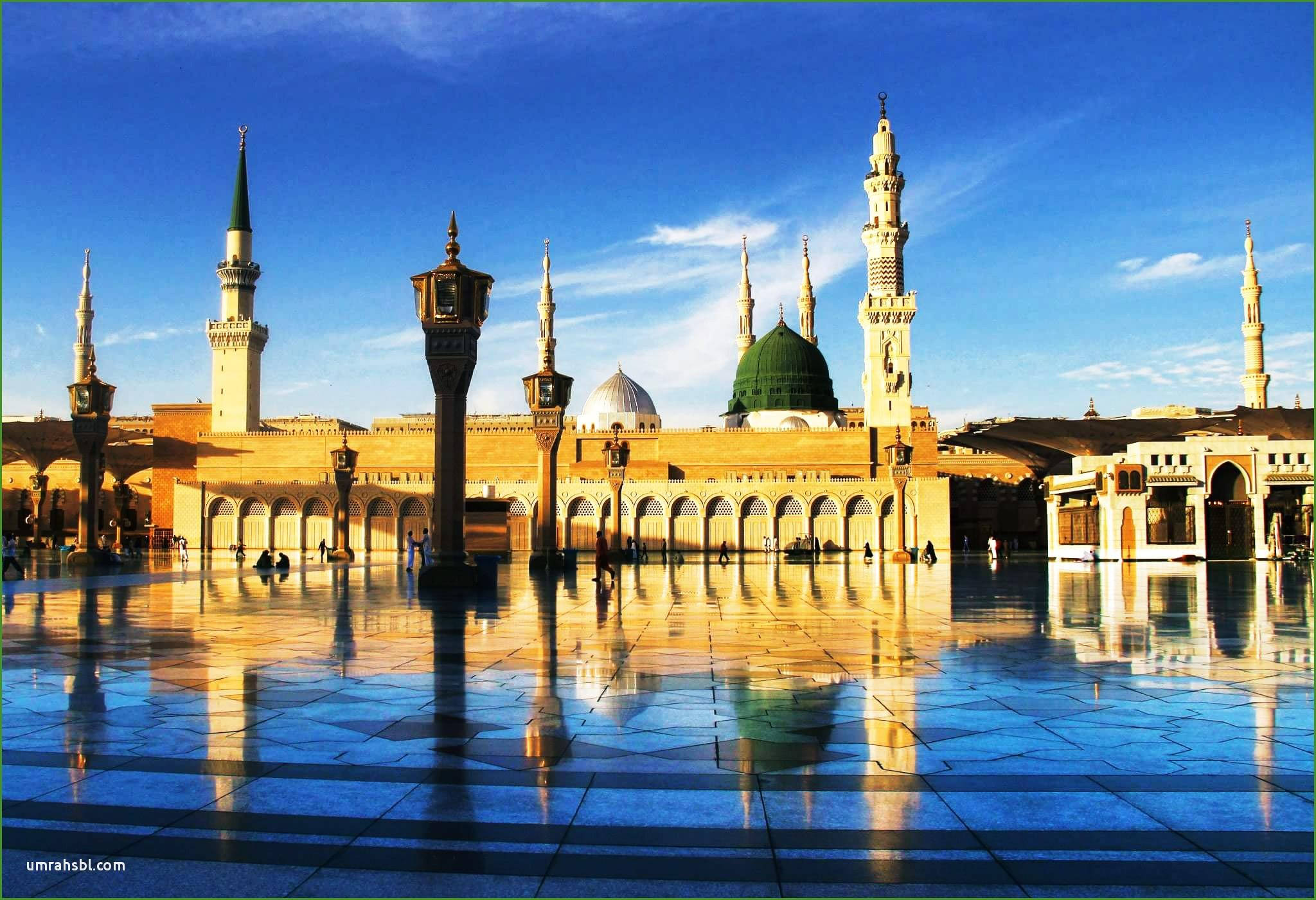 Madina Sharif 桌布 壁紙 — 大清真寺，綠色圓頂和宣禮塔倒映在濕潤的大理石庭院中，天空清澈湛藍。