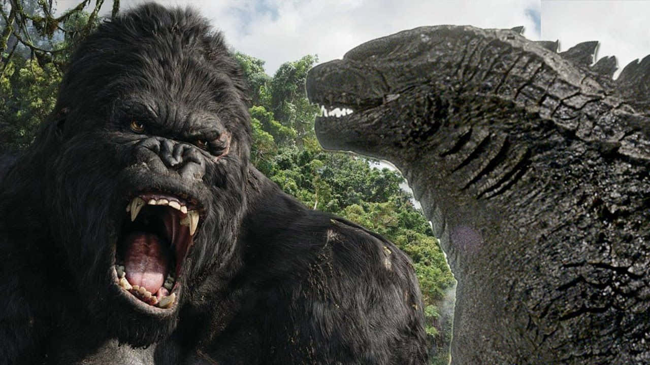 Godzilla Vs Kong 桌布 壁紙 — 大猩猩與哥斯拉在叢林中對峙，咆哮激烈，燈光戲劇化。
