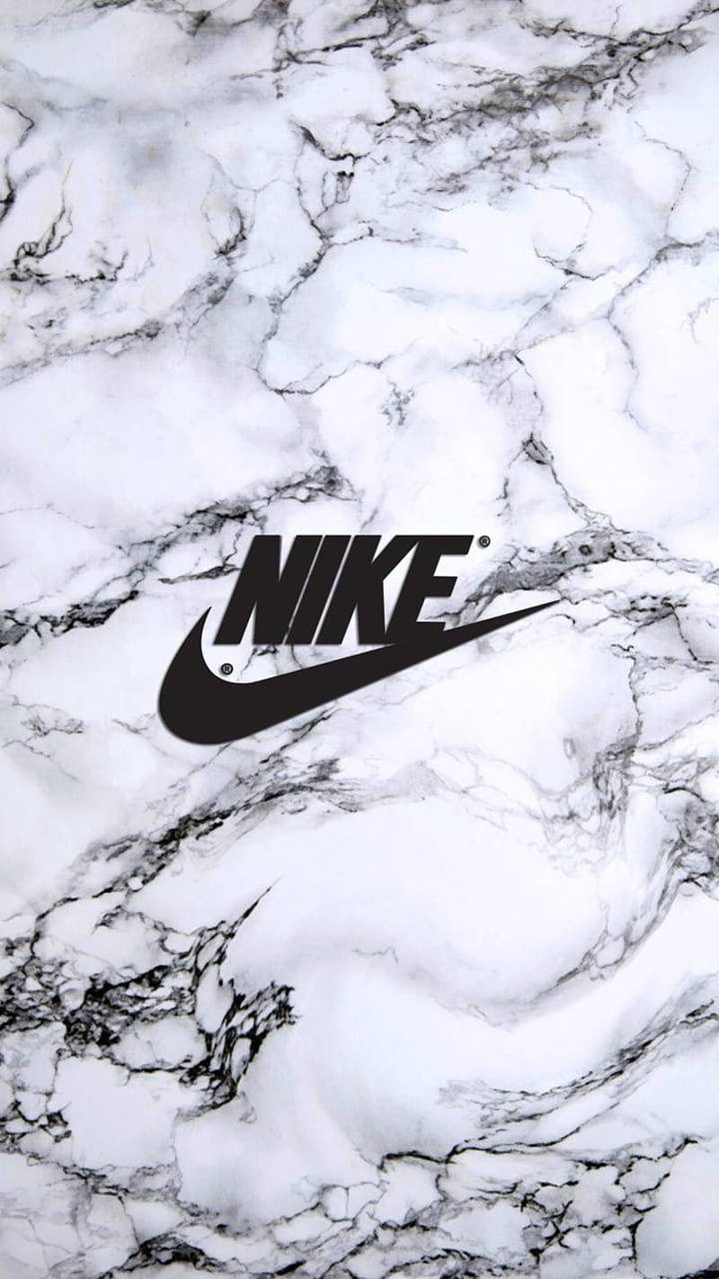 大理石Nike Swoosh 壁紙 — 大膽的黑色Nike標誌居中於帶有漩渦自然圖案的白灰大理石背景上。