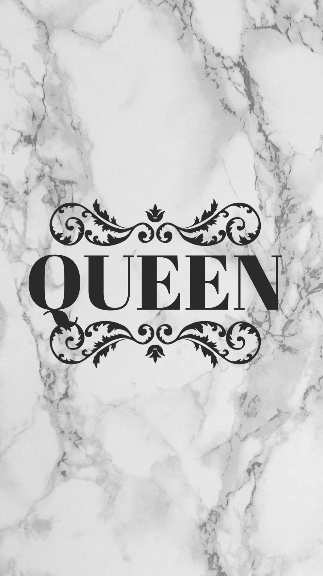 優雅的黑色文字，寫著「QUEEN」，在大理石背景上帶有裝飾性漩渦。