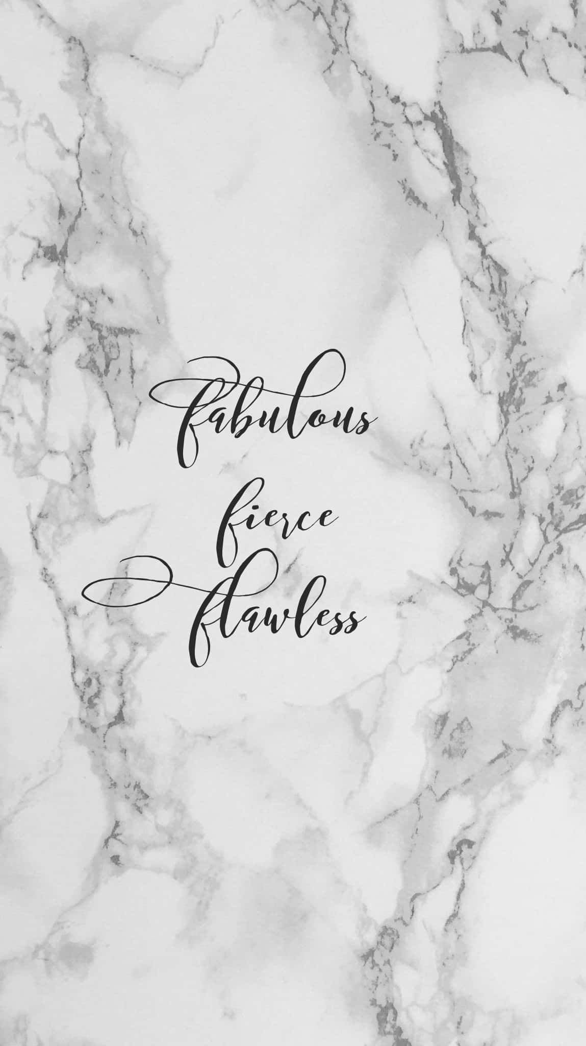 大理石格言 壁紙 — 優雅的黑色草書文字「fabulous fierce flawless」疊加在帶有灰色紋理的白色大理石背景上。