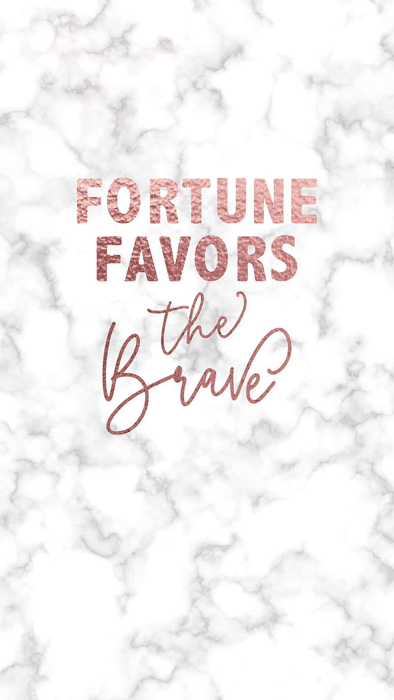 大理石格言 壁紙 — 玫瑰金閃粉文字 fortune favors the brave 疊加在帶有灰色紋理的白色大理石背景上。