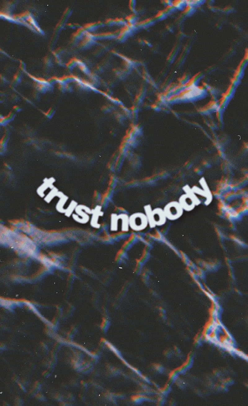 大理石格言 壁紙 — 白色字體的「trust nobody」文字疊加在帶有發光藍色和橙色故障光效的深色抽象背景上。