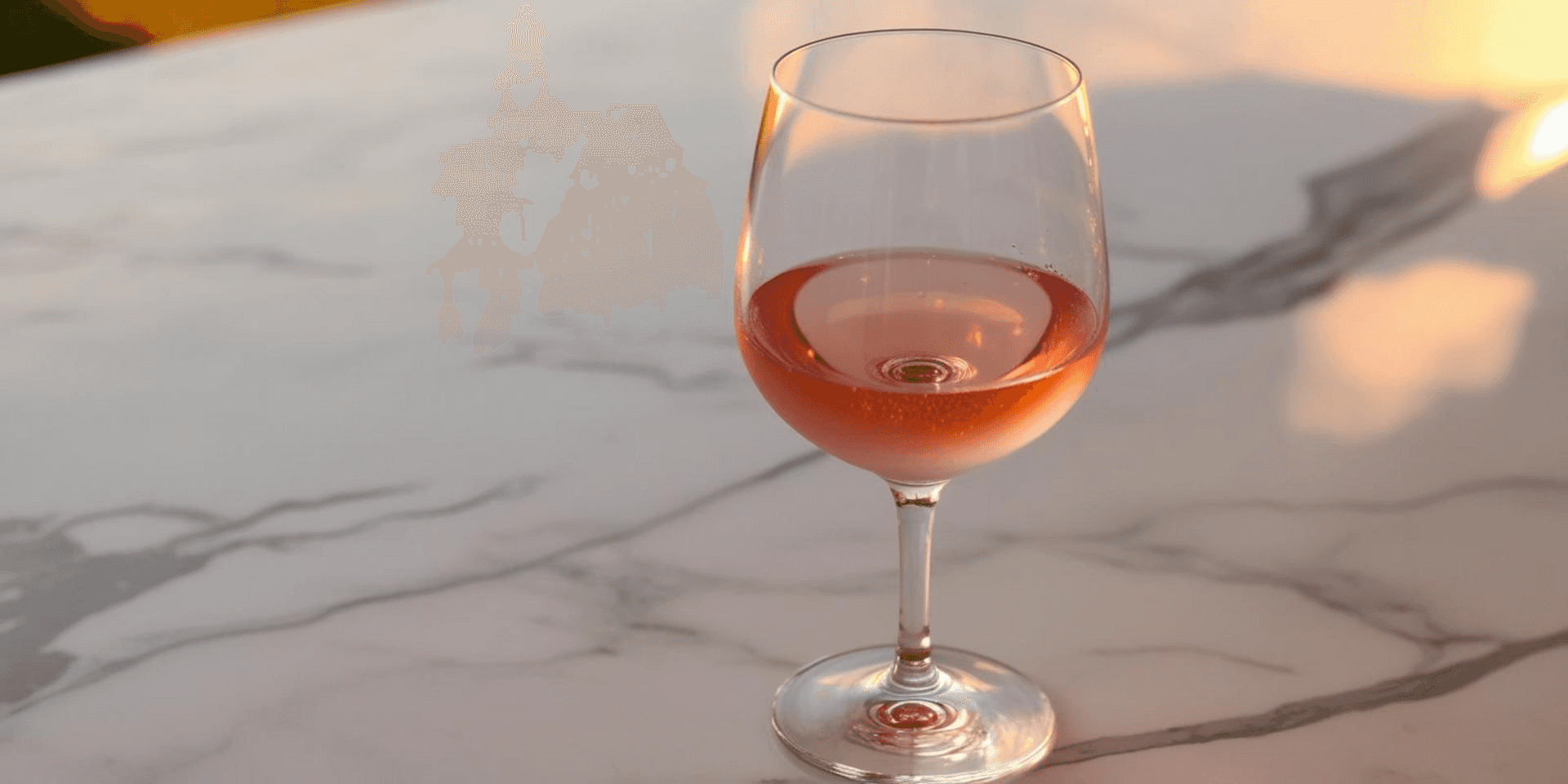 日落時分大理石桌上的玫瑰紅酒 — 簡約美感 壁紙