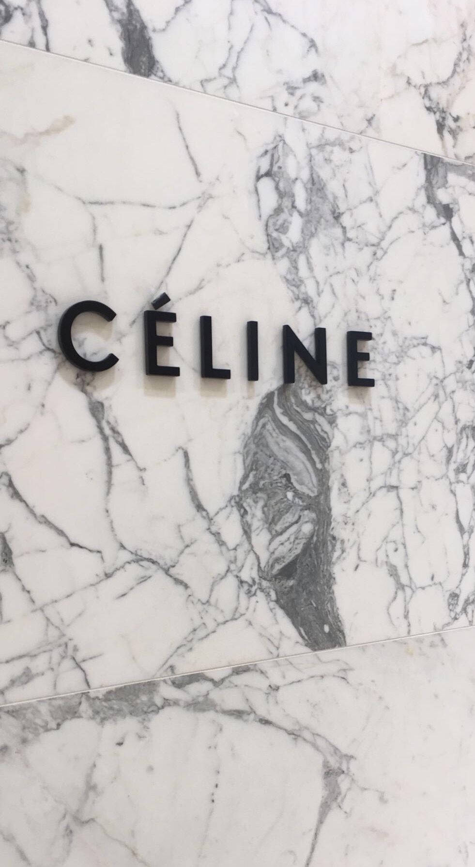 Celine品牌標誌在大理石牆上