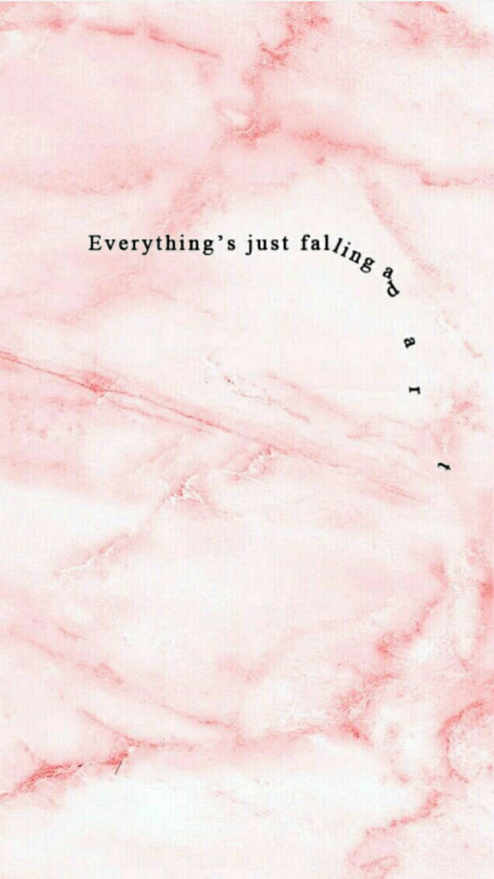 大理石粉紅色背景，文字「Everything's just falling apart」逐字剝落 壁紙 — 柔軟的粉紅色大理石紋理，帶有彎曲的黑色文字「Everything's just falling apart」。