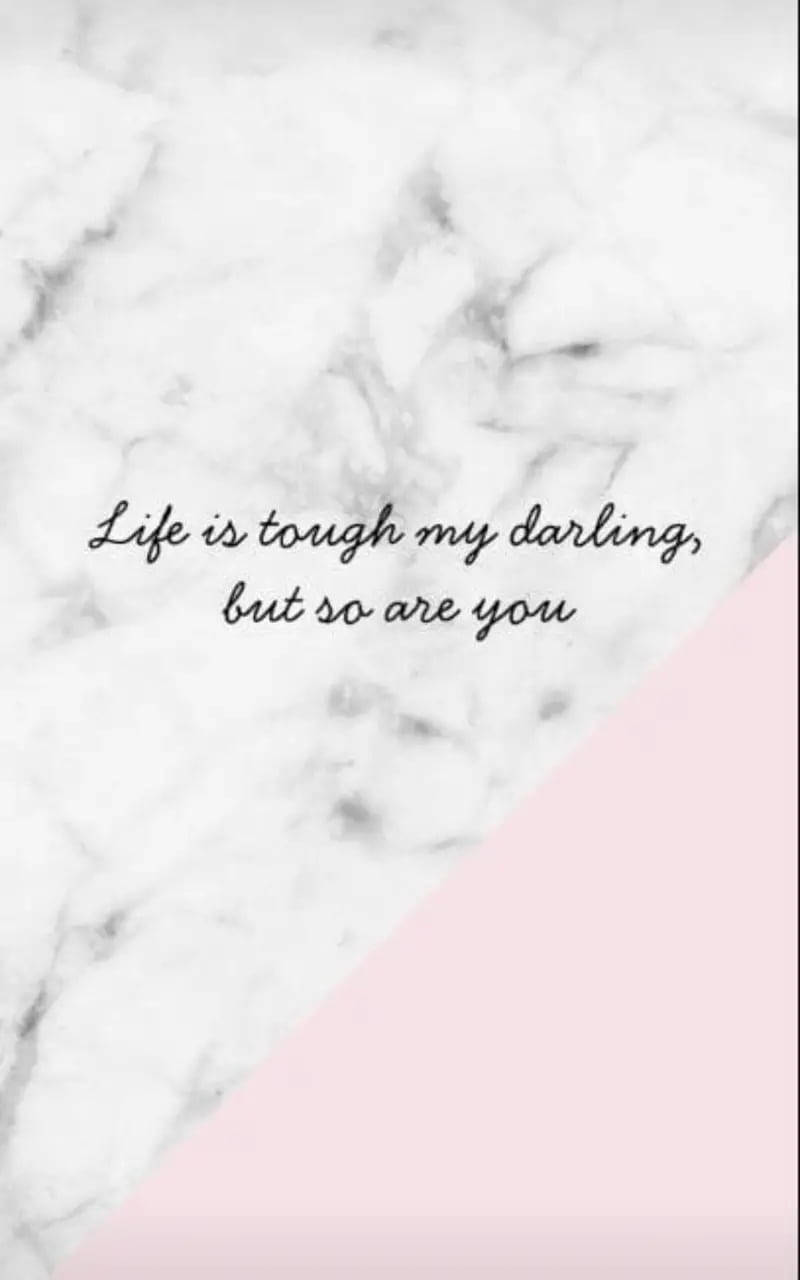 大理石粉紅色背景上的「Life is tough」 壁紙 — 一句草書的勵志語句疊加在白色大理石背景上，背景被柔和的粉紅色幾何形狀對角線分割。