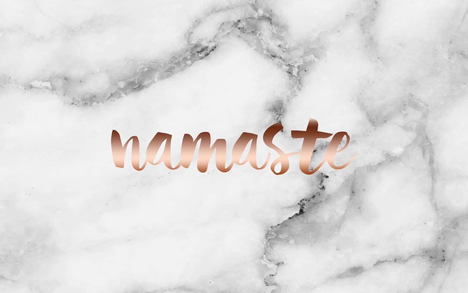 大理石背景上的「Namaste」語句 壁紙 — 玫瑰金草書字體嘅「namaste」一詞，坐落喺白色同灰色紋理嘅雲石背景上。