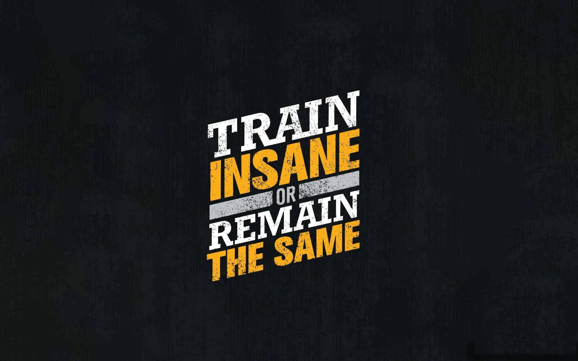 黑色動態圖 桌布 壁紙 — 大膽嘅勵志文字 train insane or remain the same，白色同黃色，喺深色紋理背景上。