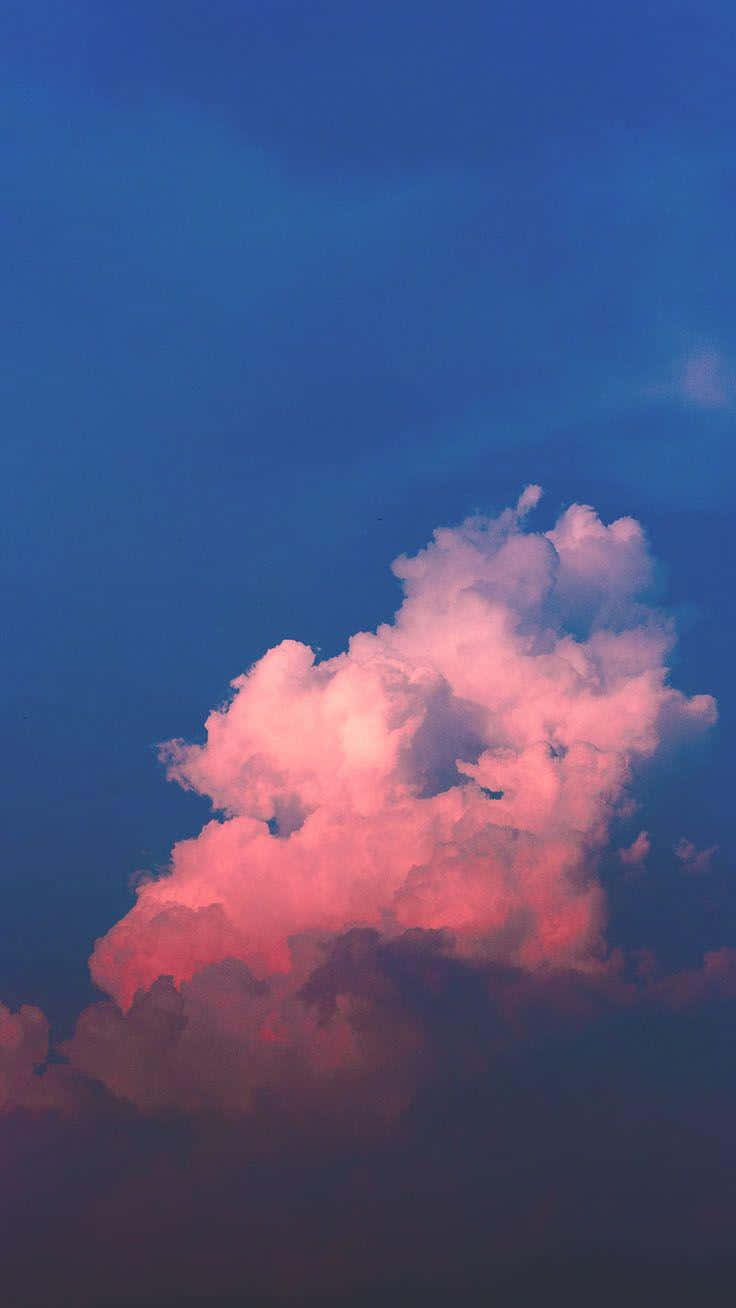 暮色天空中發光的粉紅色雲