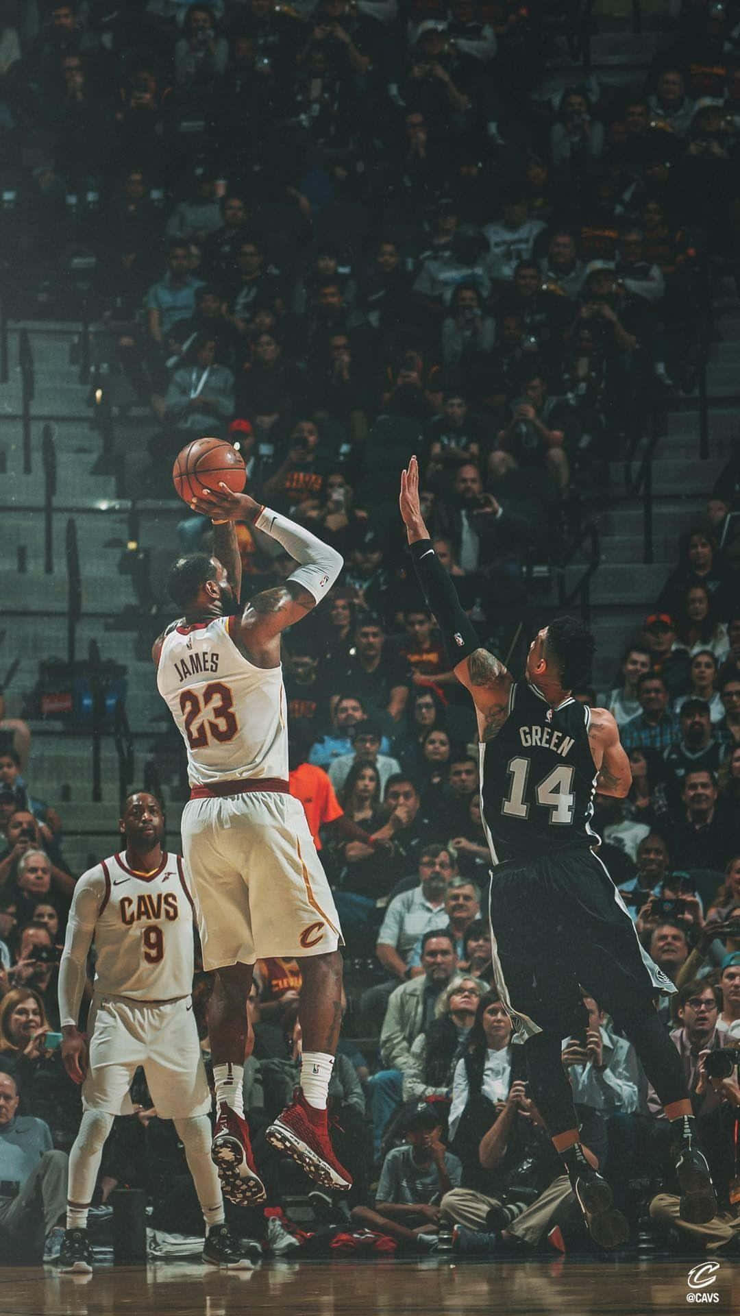 大膽展現NBA的風格與氣勢 壁紙 — 身穿白色騎士隊球衣的勒邦占士正在投籃，被一名身穿黑色球衣的球員防守，觀眾專注觀看。