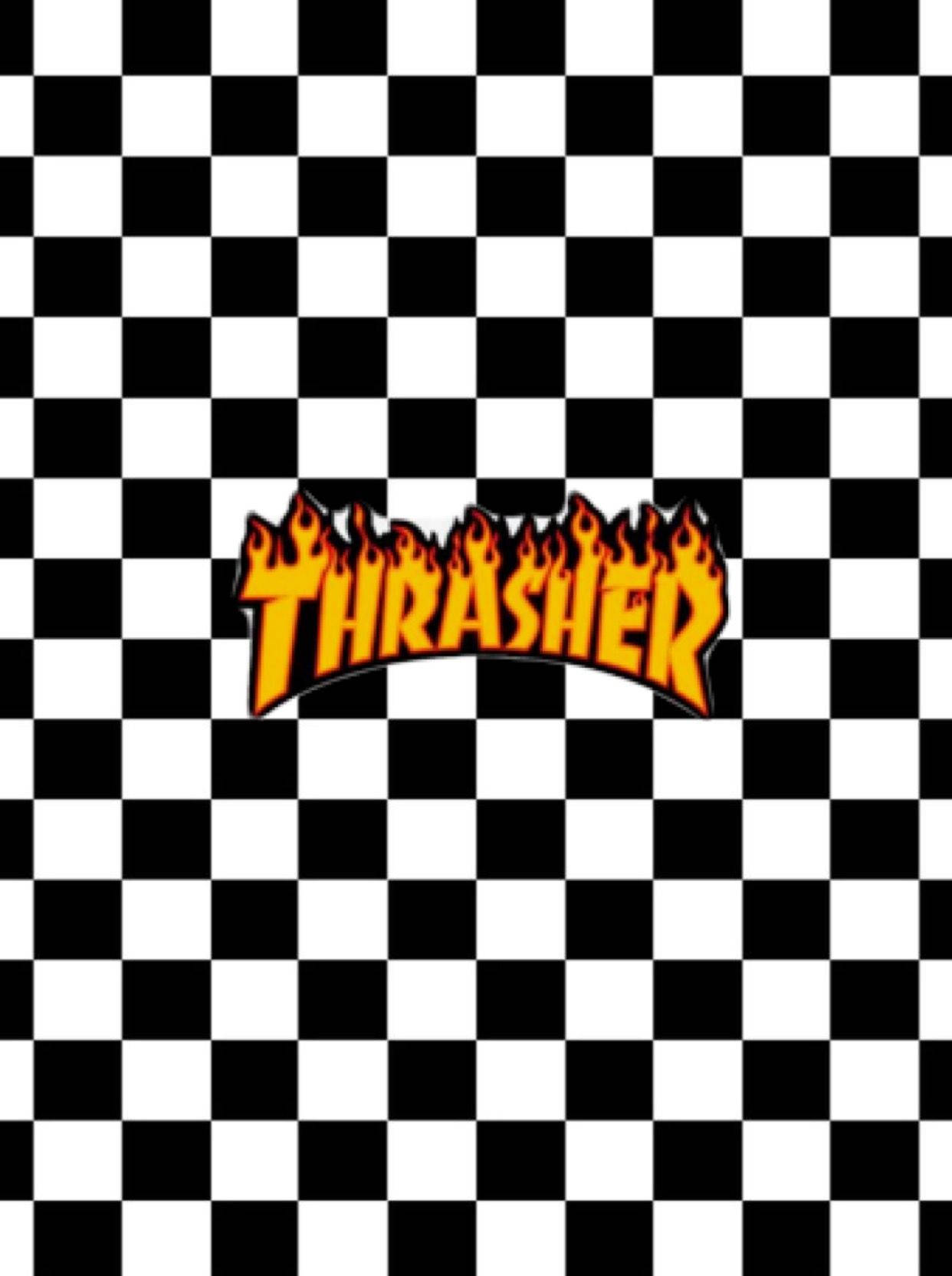 Black And White Squares 桌布 壁紙 — 大膽火焰風格嘅Thrasher標誌，置於鮮明黑白棋盤格背景中央。