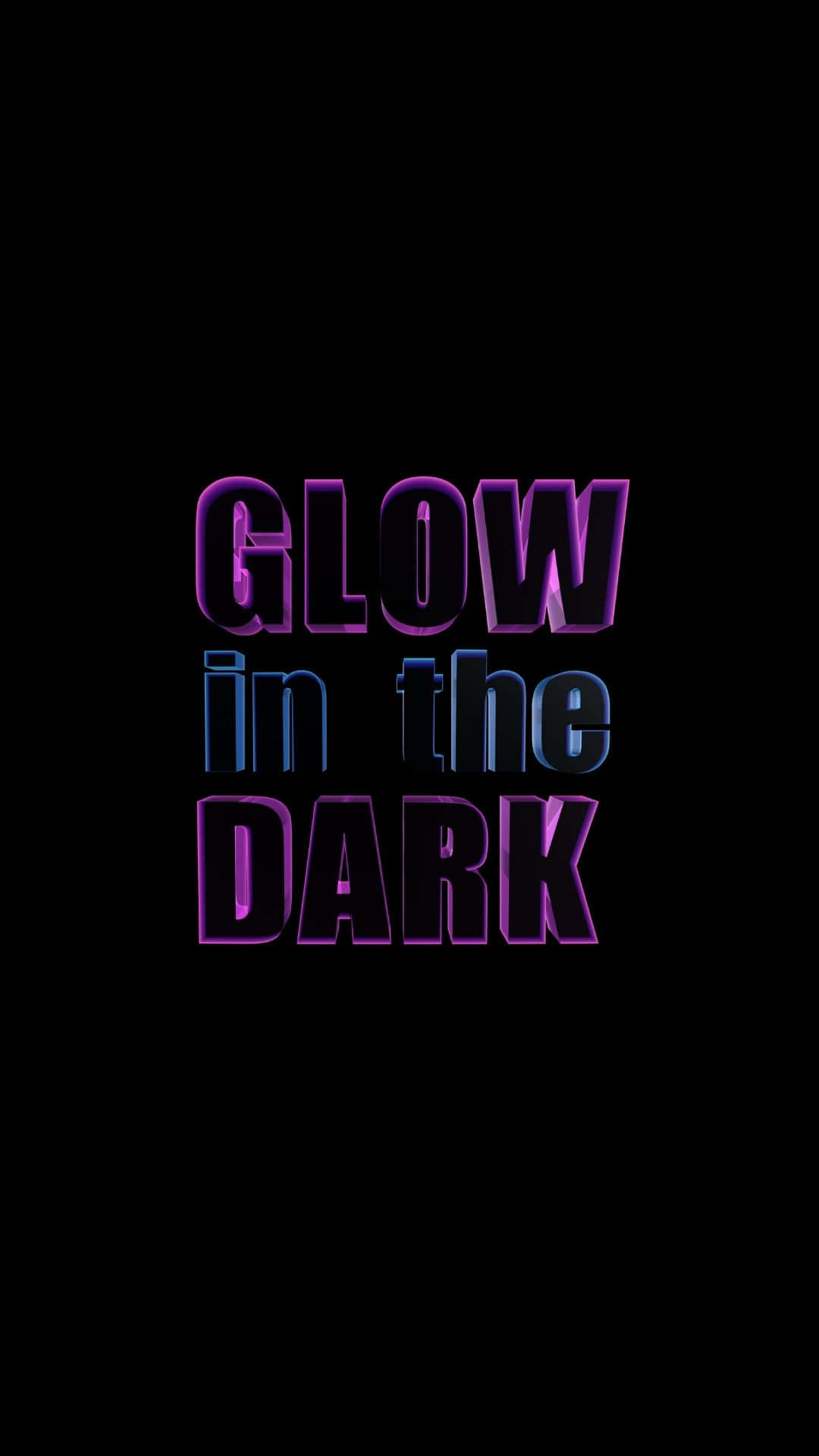 Glow In The Dark 桌布 壁紙 — 大膽發光的文字在純黑色背景上顯示「GLOW in the DARK」，帶有充滿活力的紫色和藍色霓虹輪廓。