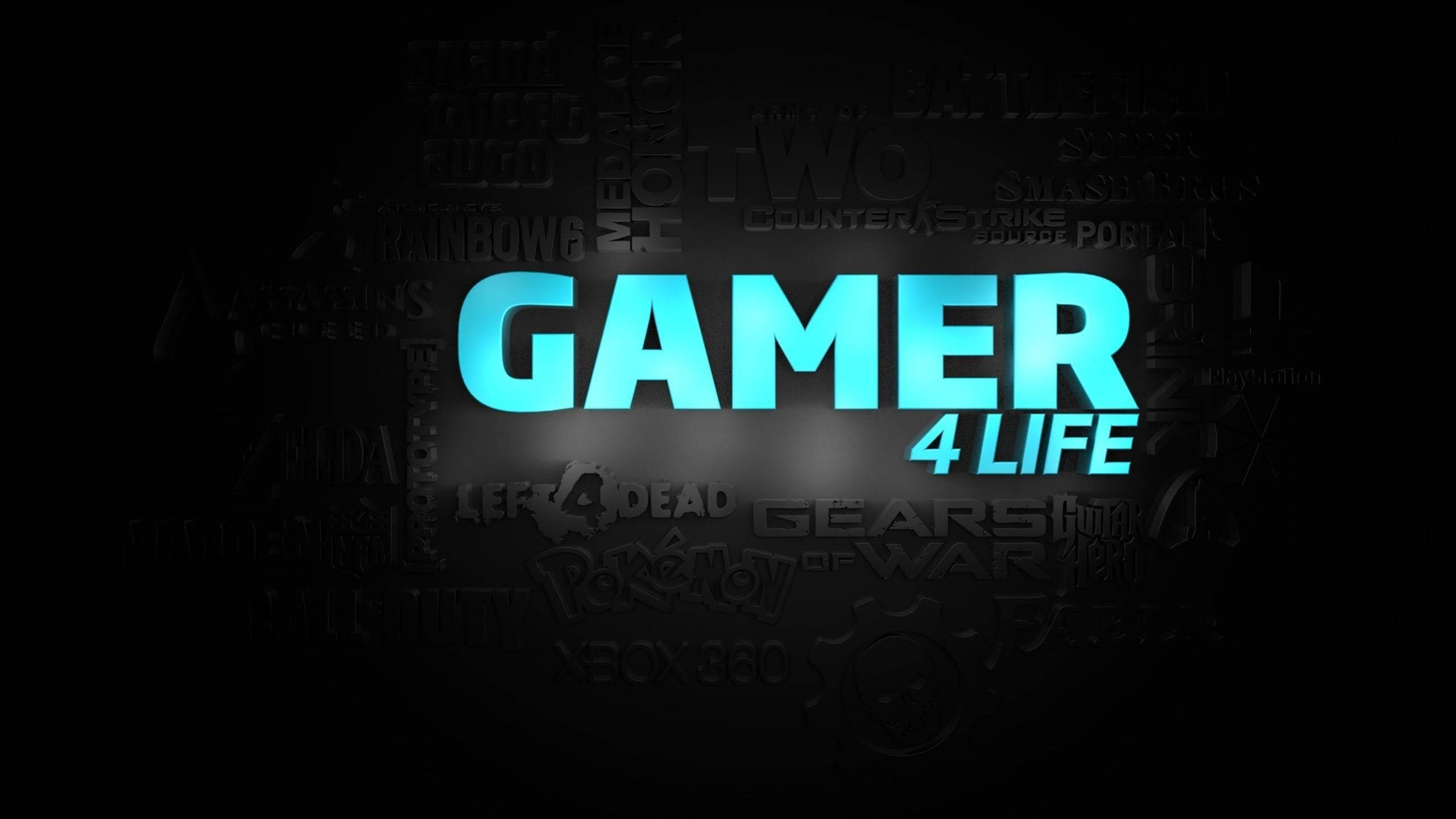 遊戲 桌布 壁紙 — 大膽發光的藍色「GAMER 4 LIFE」文字主導了充滿褪色電子遊戲標題的黑暗背景。