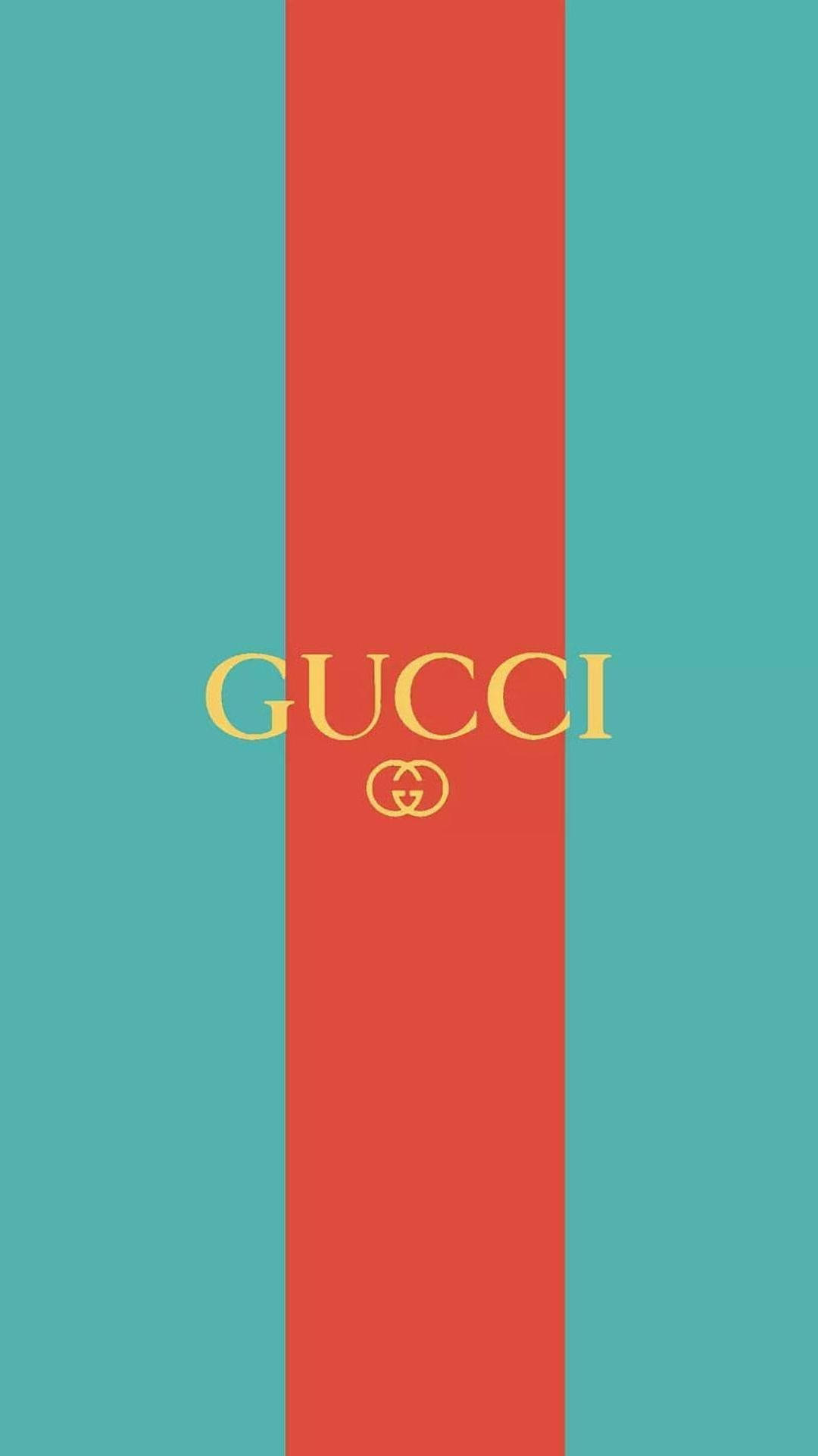 Gucci 桌布 壁紙 — 大膽的垂直紅色條紋將青綠色背景一分為二，金色 Gucci 標誌置中，營造奢華品牌形象。