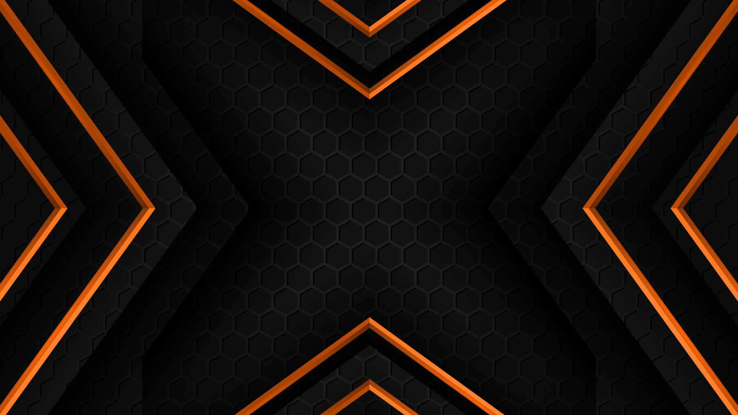 Gaming Banner 桌布 壁紙 — 大膽的幾何人字形圖案以發光橙色在紋理黑色六邊形背景上形成強烈對比。
