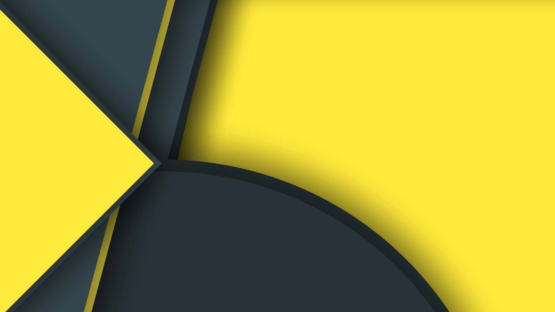 Material Design 桌布 壁紙 — 大膽的幾何形狀以黃色和深灰色呈現，透過銳利角度和乾淨線條創造出動態的抽象構圖。